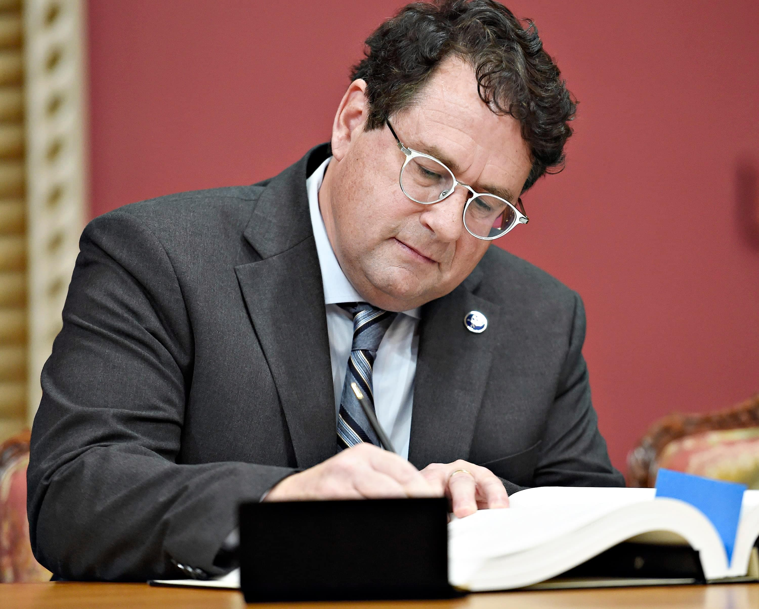Bernard Drainville lors de son assermentation à titre de ministre la semaine dernière. Il va rencontrer la Commissaire à l’éthique sous peu et devrait se conformer à ses directives.