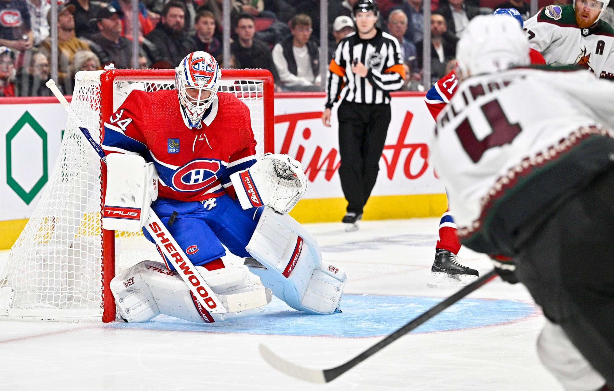Jake Allen effectue un arrêt lors du match contre les Coyotes de l’Arizona, le 20 octobre.