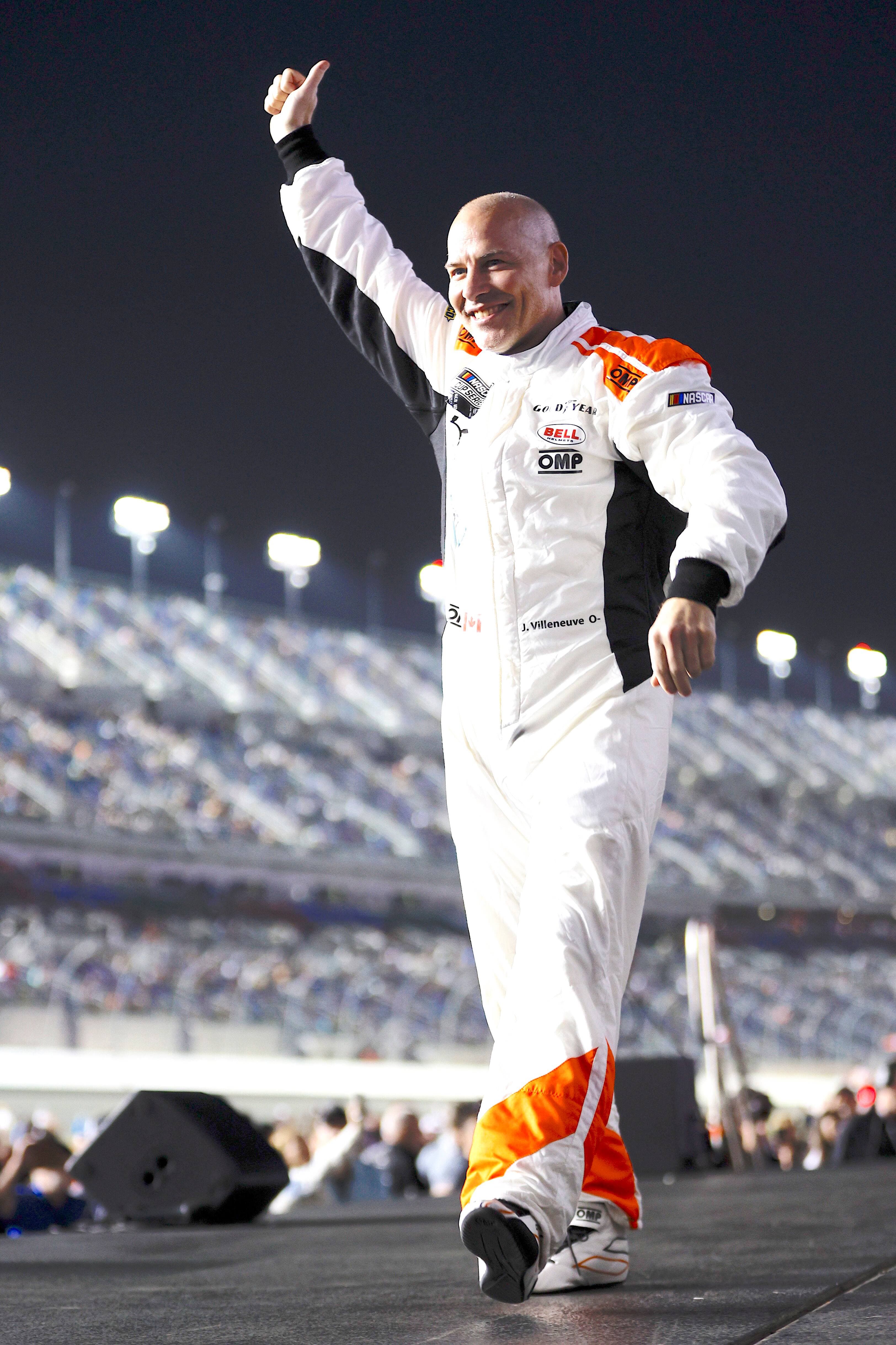 Il salue la foule après avoir assuré sa qualification aux 500 Milles de Daytona en février.