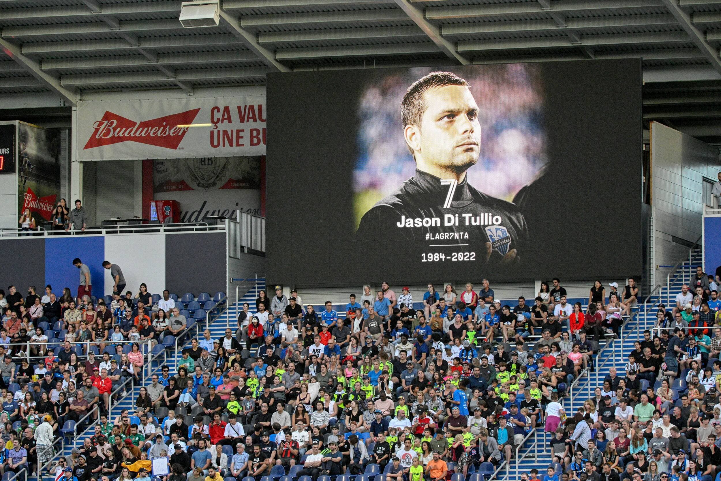 Lors du match du 30 juillet contre le New York City FC, le CF Montréal avait honoré la mémoire de Jason Di Tullio. Dimanche, contre cette même équipe, on rendra de nouveau hommage à l’ex-entraîneur en permettant à sa mère de sonner la cloche célébrant un but.