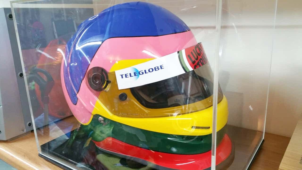 Dans ma collection, ce casque (numéro de série 001) de Jacques Villeneuve quand il a porté les couleurs de l’écurie BAR.