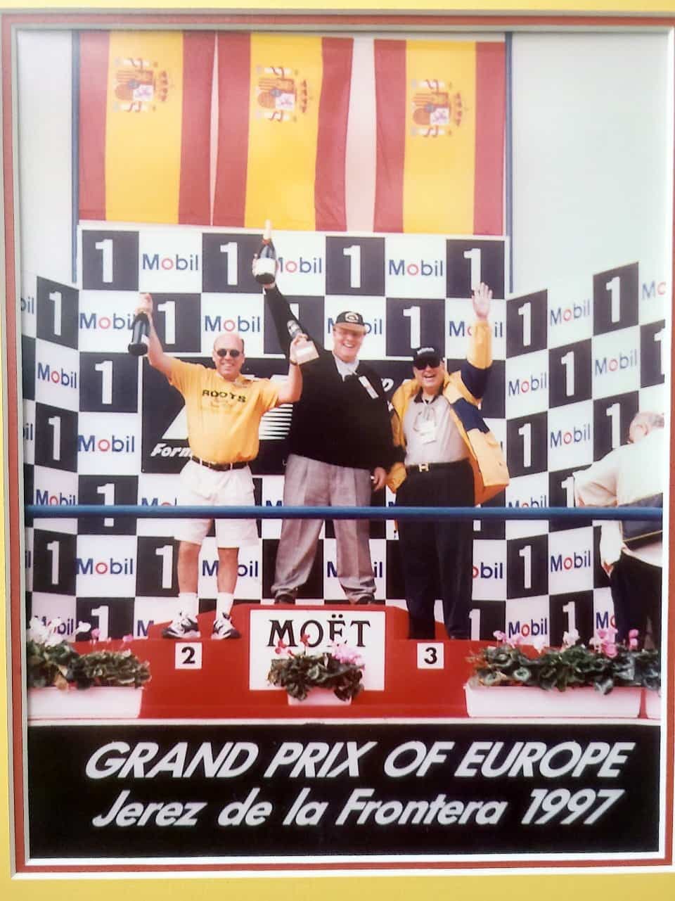 Alain Vachon, de Roots Canada, Marcel Aubut et l’ancien ministre libéral André Ouellet s’étaient permis une visite « illégale » sur le podium la veille de la course.
