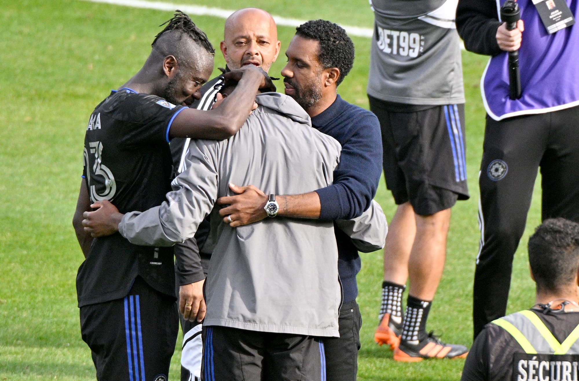 Kei Kamara et Wilfried Nancy consolent Ismaël Koné sous le regard de l’adjoint Kwame Ampadu.