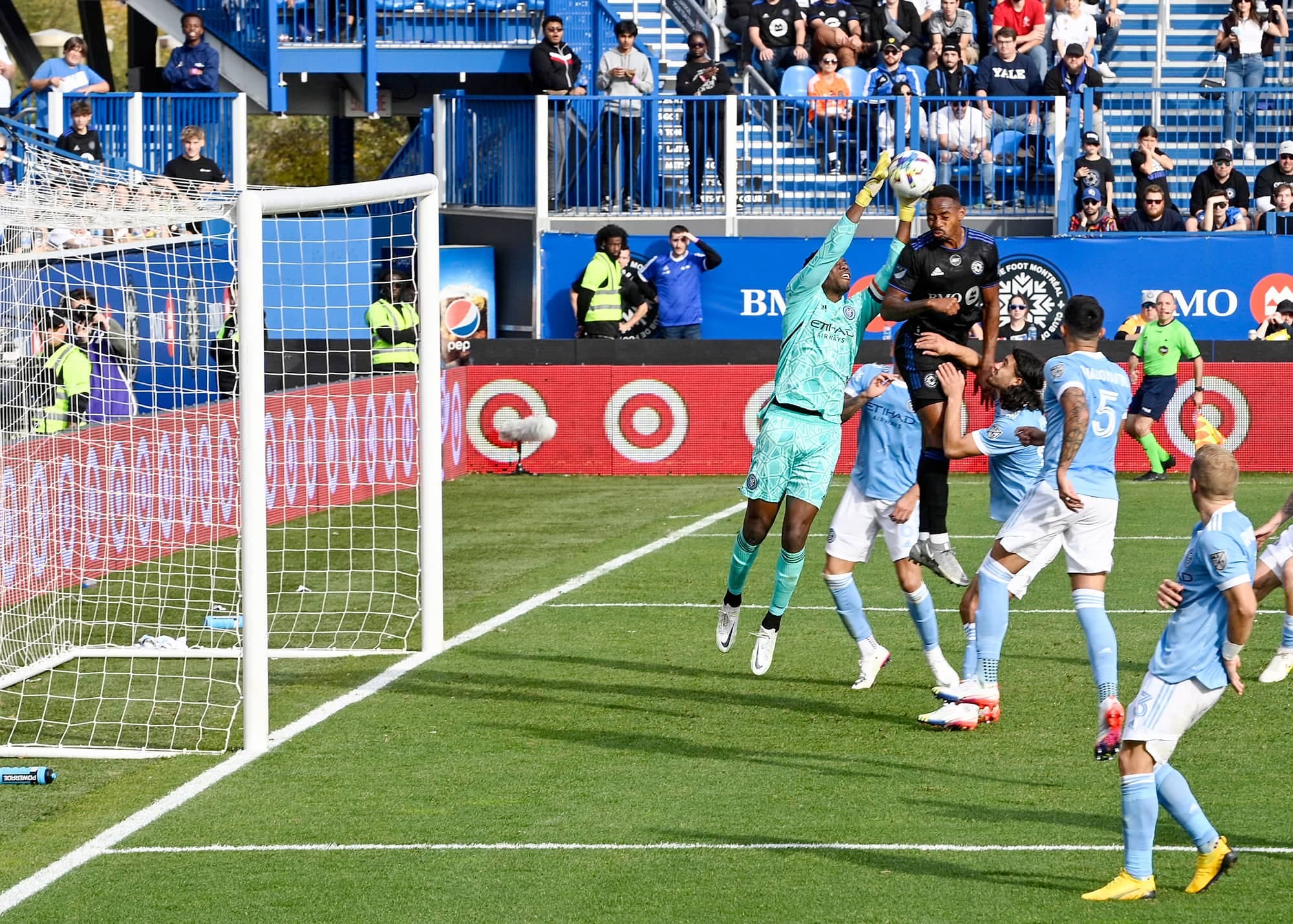 Sean Johnson réalise l’un de ses sept arrêts dans une performance de grande qualité.