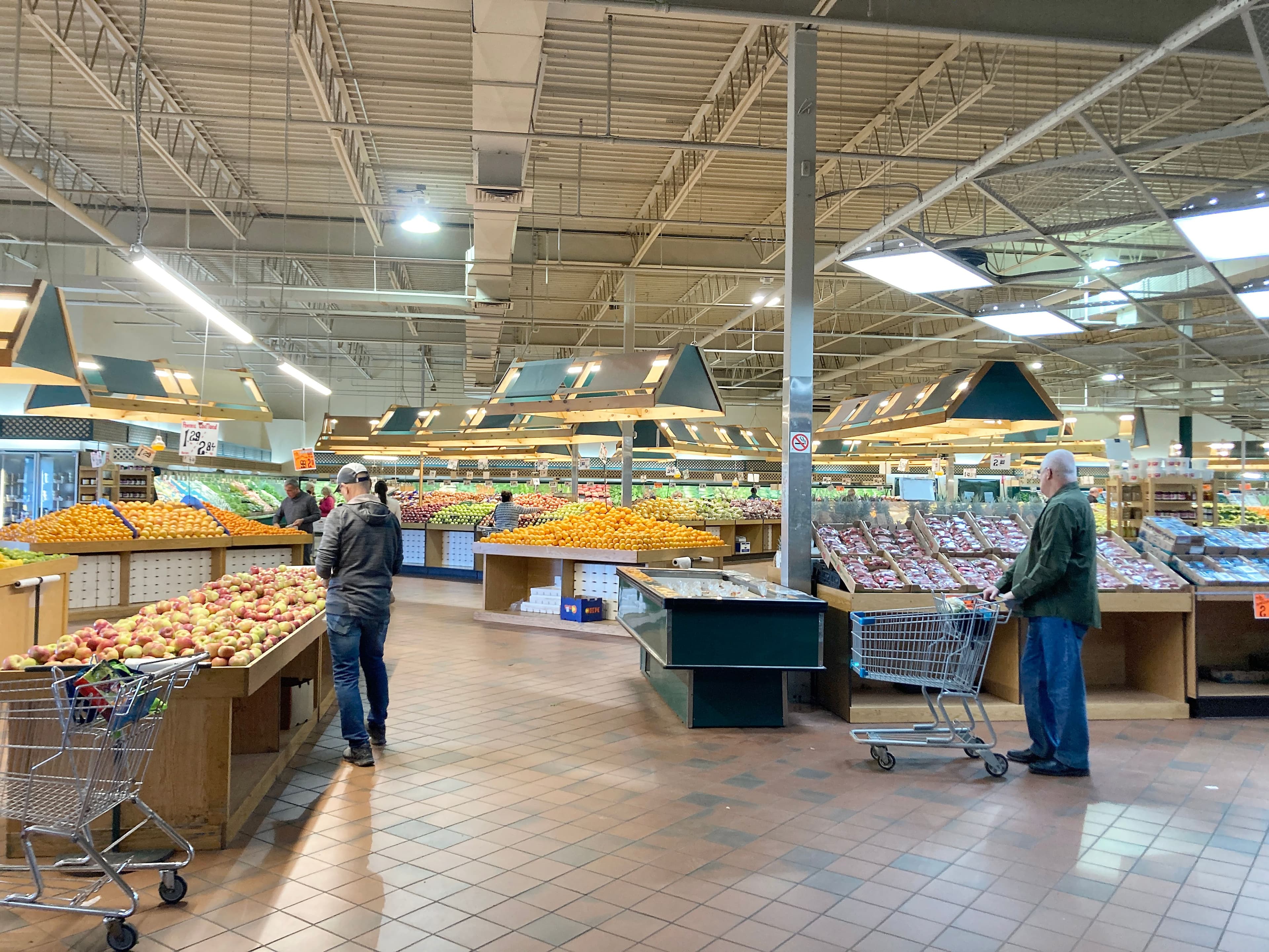 Des clients magasinent à la Fruiterie 440 située à Longueuil.