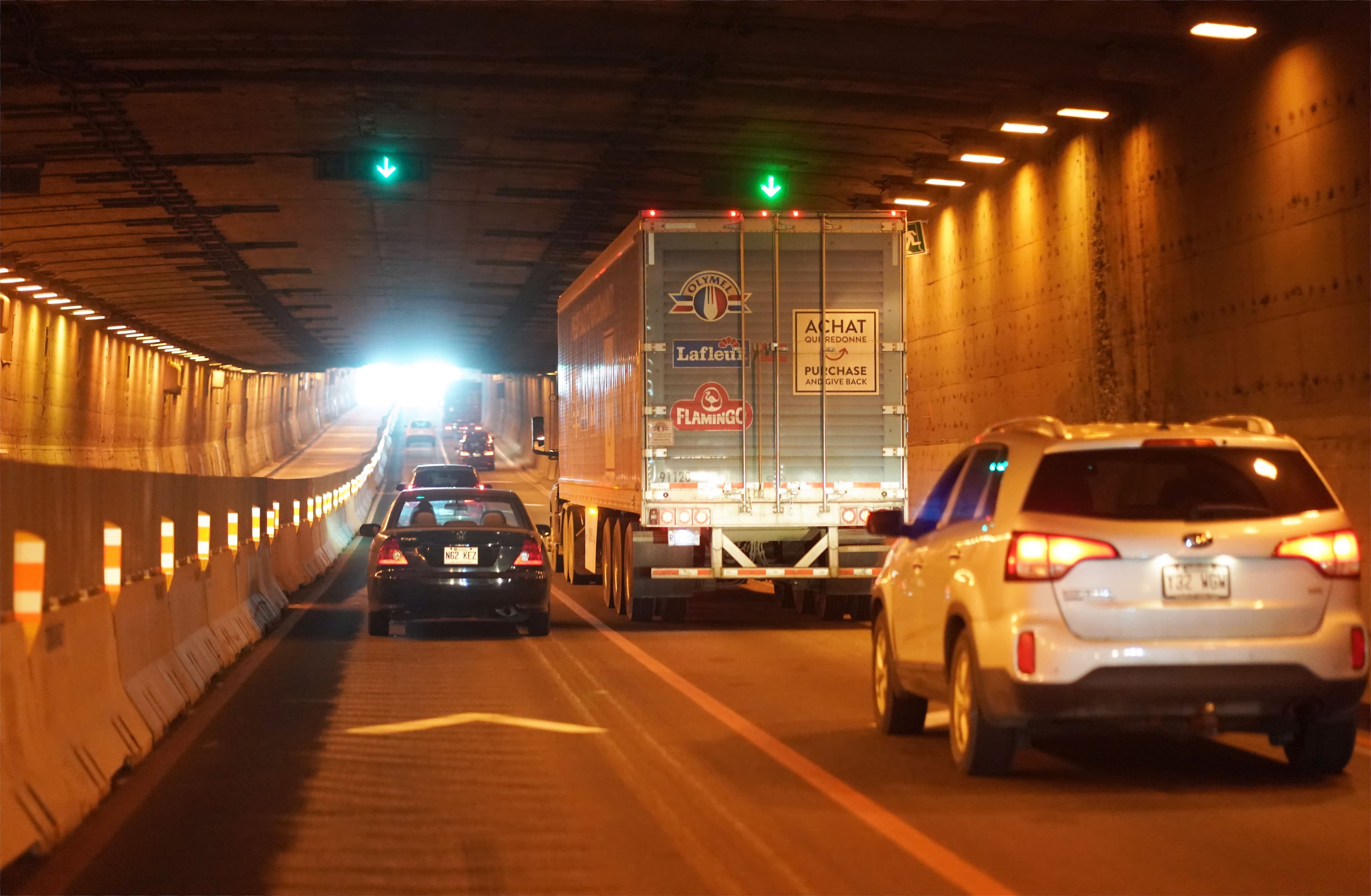 La configuration à l’intérieur du tunnel La Fontaine a déjà commencé à changer en prévision de lundi. On peut distinguer les deux voies en direction de Montréal séparées par les blocs de béton de la voie unique qui sera utilisée pour circuler vers la Rive-Sud.