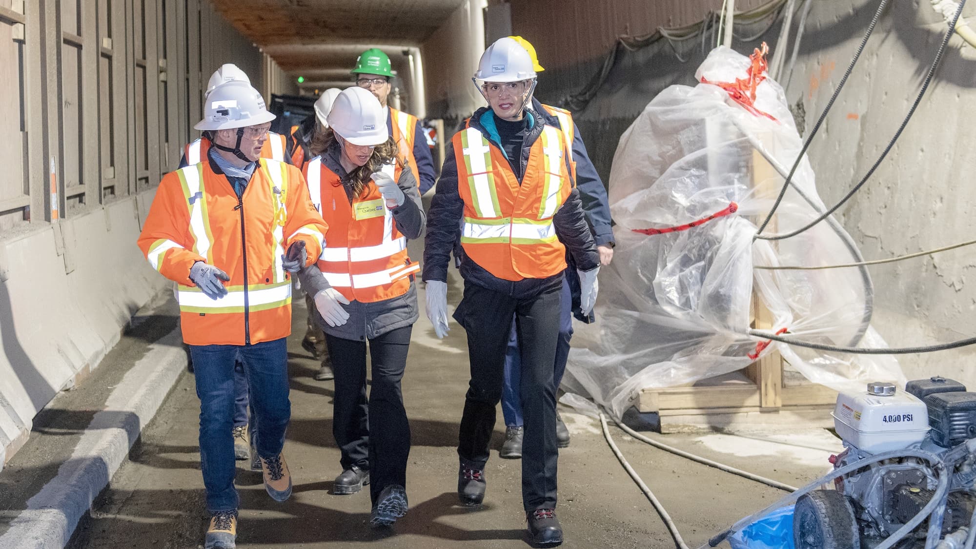 La ministre des Transports, Geneviève Guilbaul (à droite), est descendue dans le tunnel ce jeudi pour y voir le chantier.