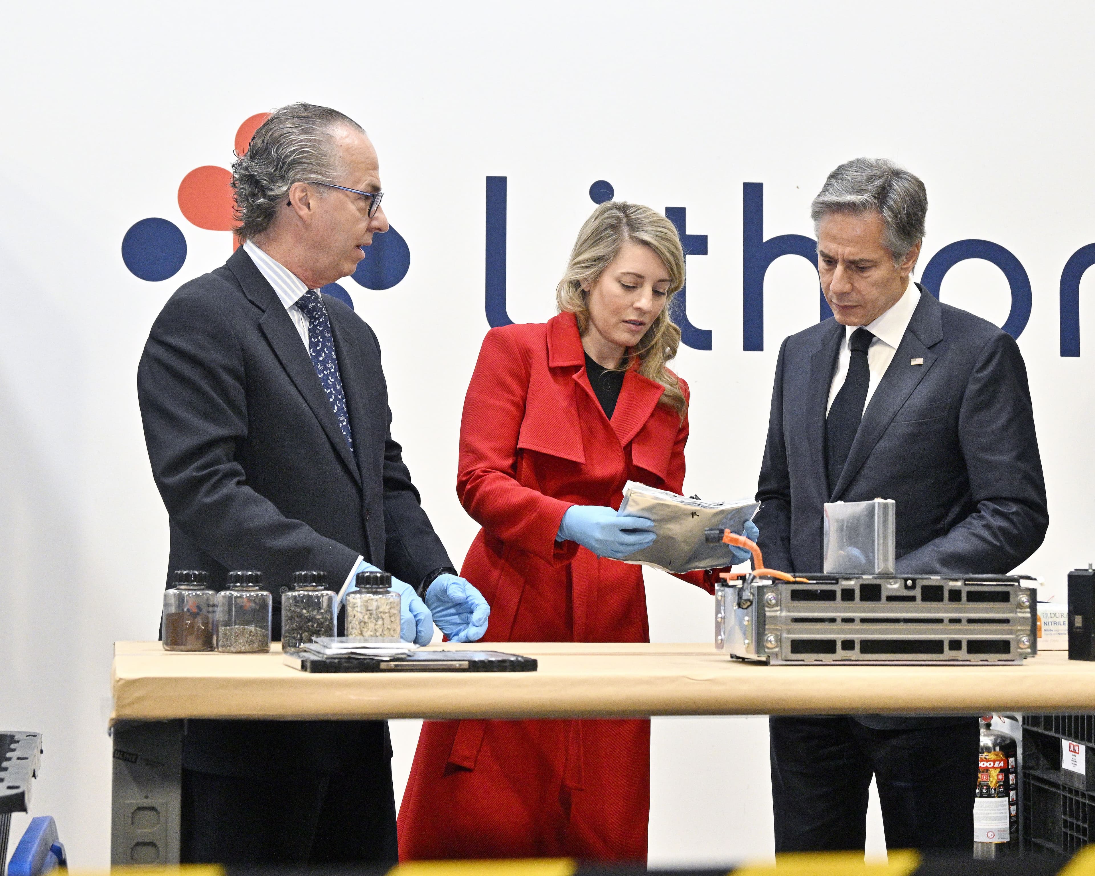 Le 28 octobre dernier, le secrétaire d’État américain, Antony Blinken, a visité l’usine de démonstration de Recyclage Lithion, à Anjou pour sécuriser la chaîne d’approvisionnement des véhicules électriques entre le Canada et les États-Unis. On le voit ici avec le vice-président de Recyclage Lithion, Yves Noël, et la ministre des Affaires étrangères, Mélanie Joly.