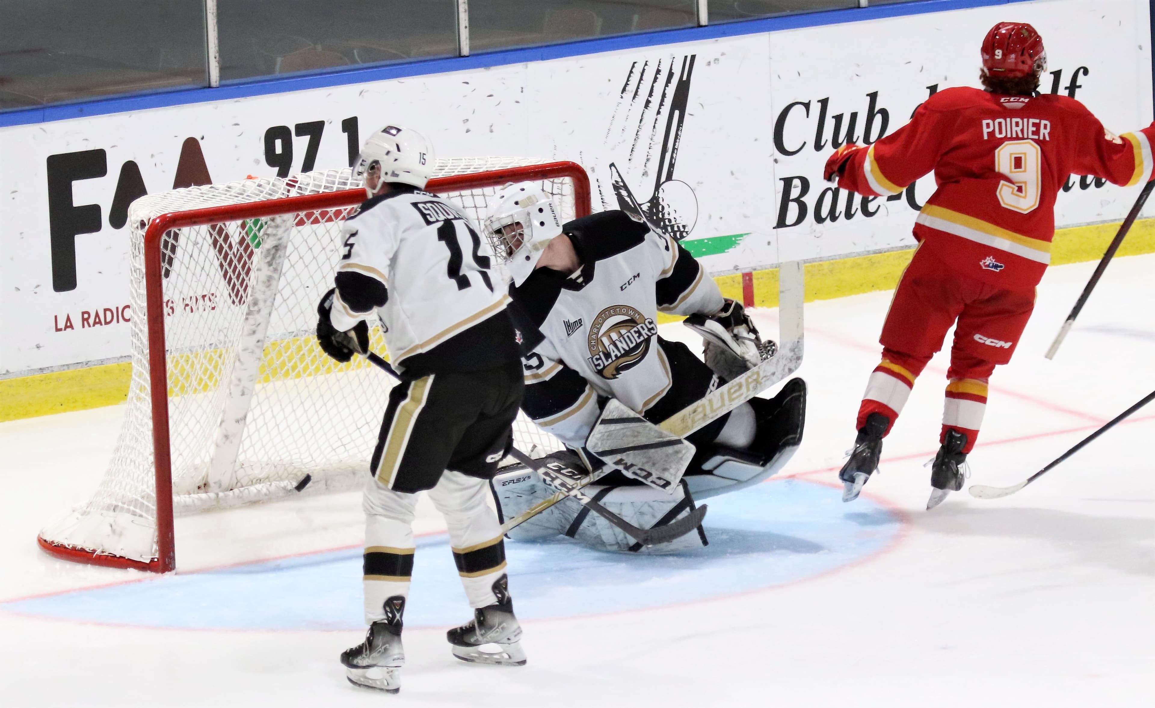 Justin Poirier célèbre après un de ses buts contre les Islanders, vendredi.
