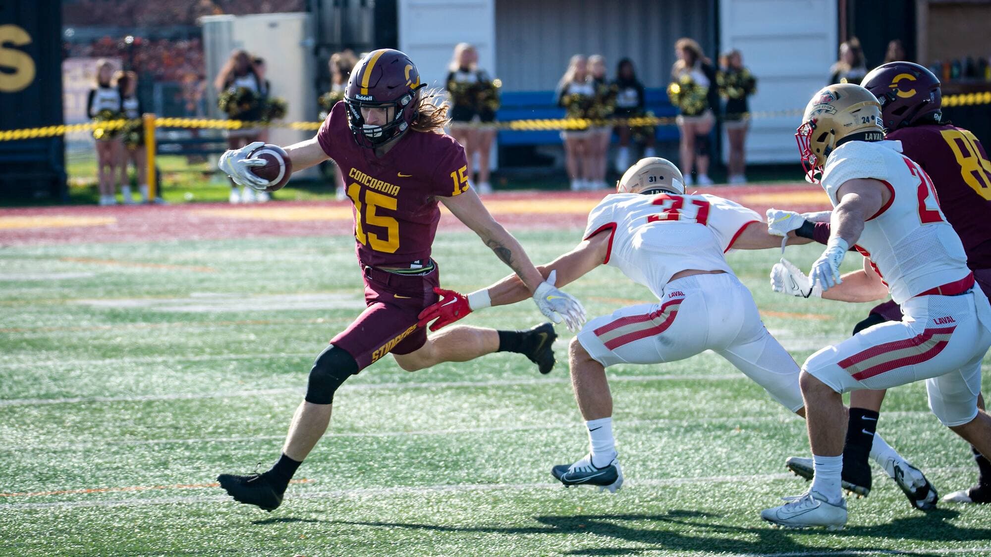 Jeremy Murphy (15), des Stingers, tente de se défaire de la féroce couverture du Rouge et Or.