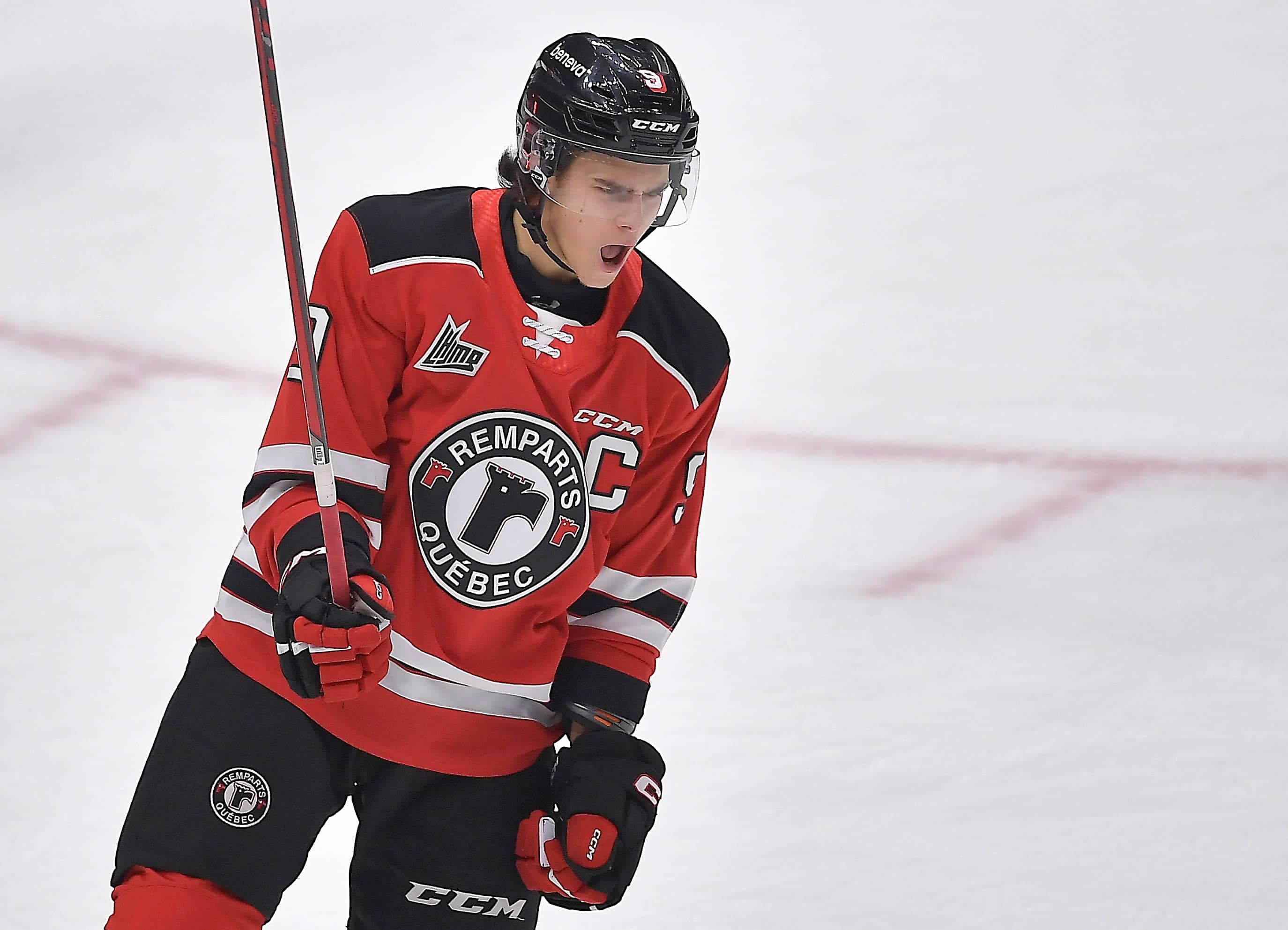 Théo Rochette célèbre après un but dans l’éclatante victoire des Remparts contre les Voltigeurs de Drummondville. Le capitaine des Remparts est considéré comme un intouchable.