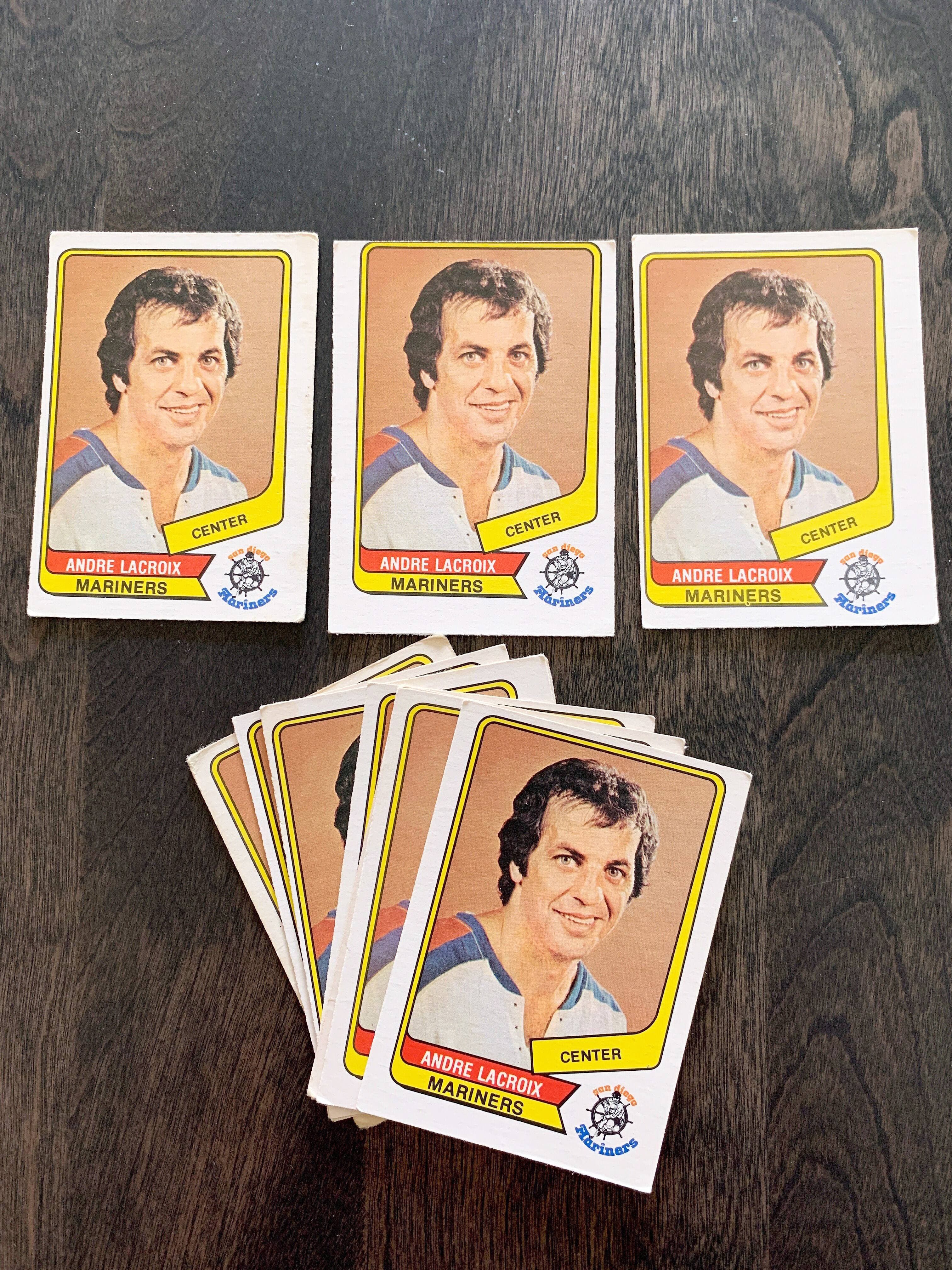 Il a évolué avec plusieurs équipes de l’AMH et de la LNH, dont les Mariners de San Diego. On voit ici sa carte de joueur.
