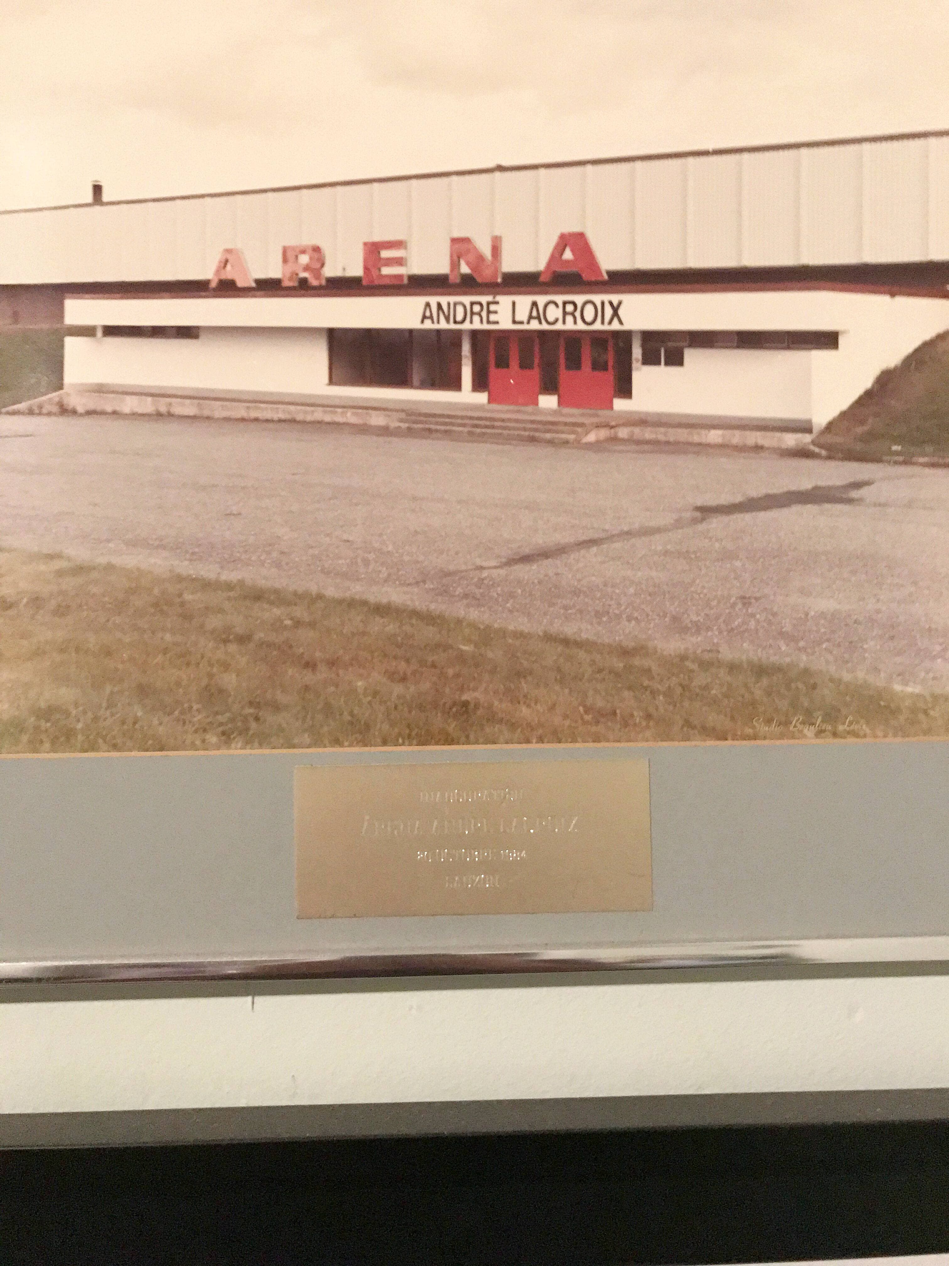 L’aréna de Lauzon porte le nom de M. Lacroix, qui a déjà été affiché sur la façade. mais le vent a eu raison des lettres.