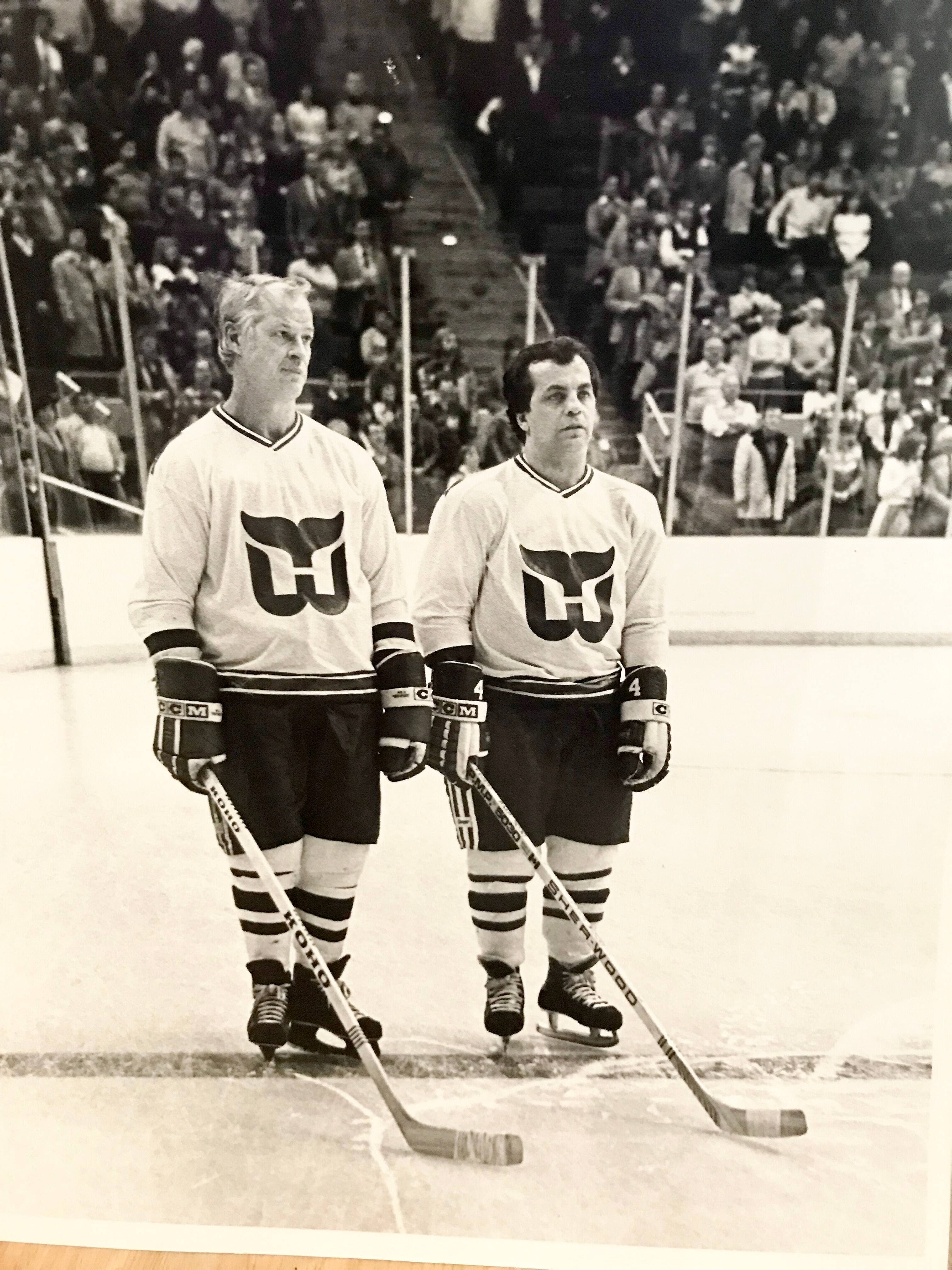Lors de sa carrière, André Lacroix a côtoyé plusieurs grands du hockey, dont Gordie Howe (à gauche).