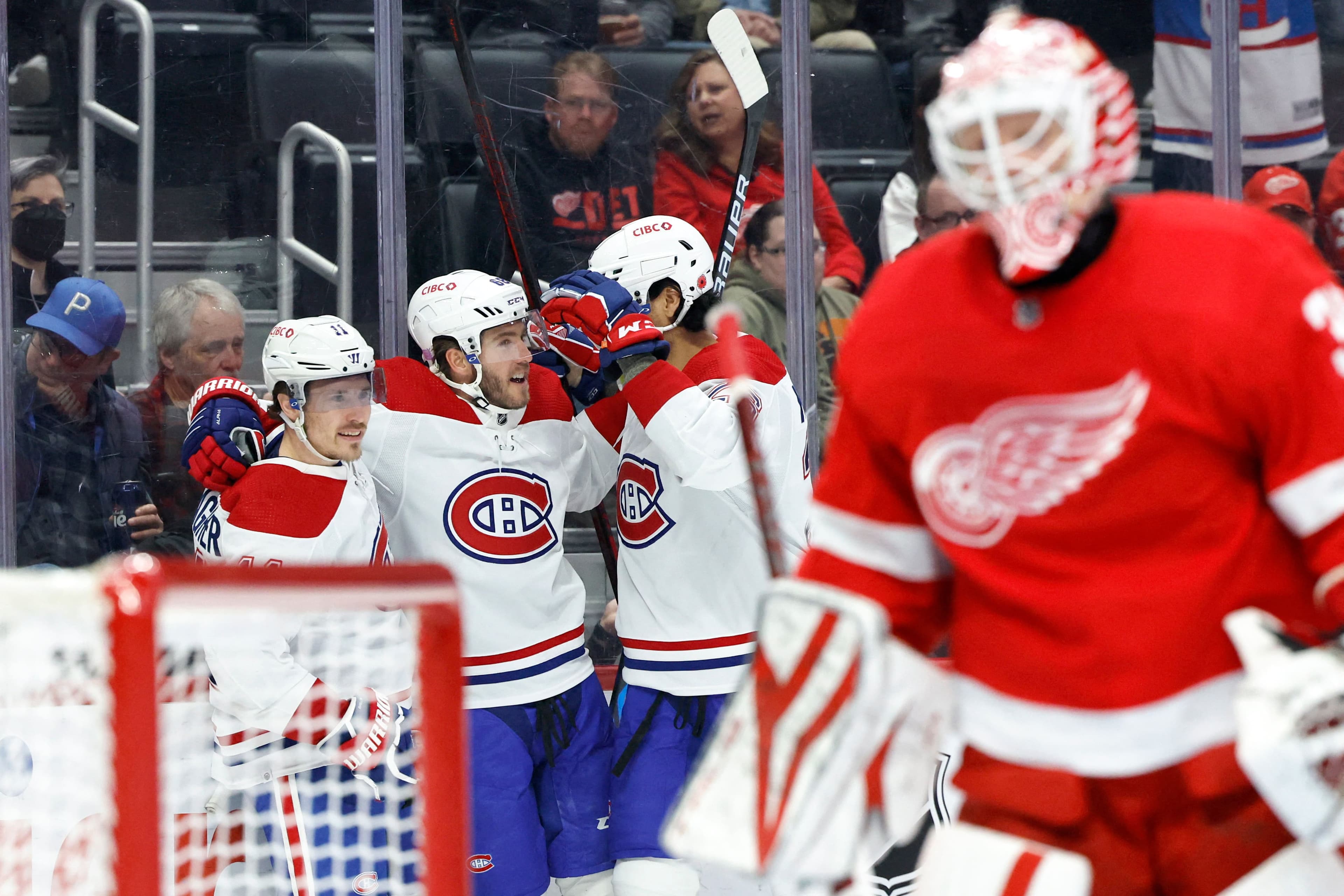 Mike Hoffman (au centre) et Brendan Gallagher (à gauche) ont uni leurs efforts pour donner une avance de 2 à 1 au Tricolore après 20 minutes de jeu, au Little Caesars Arena de Detroit.