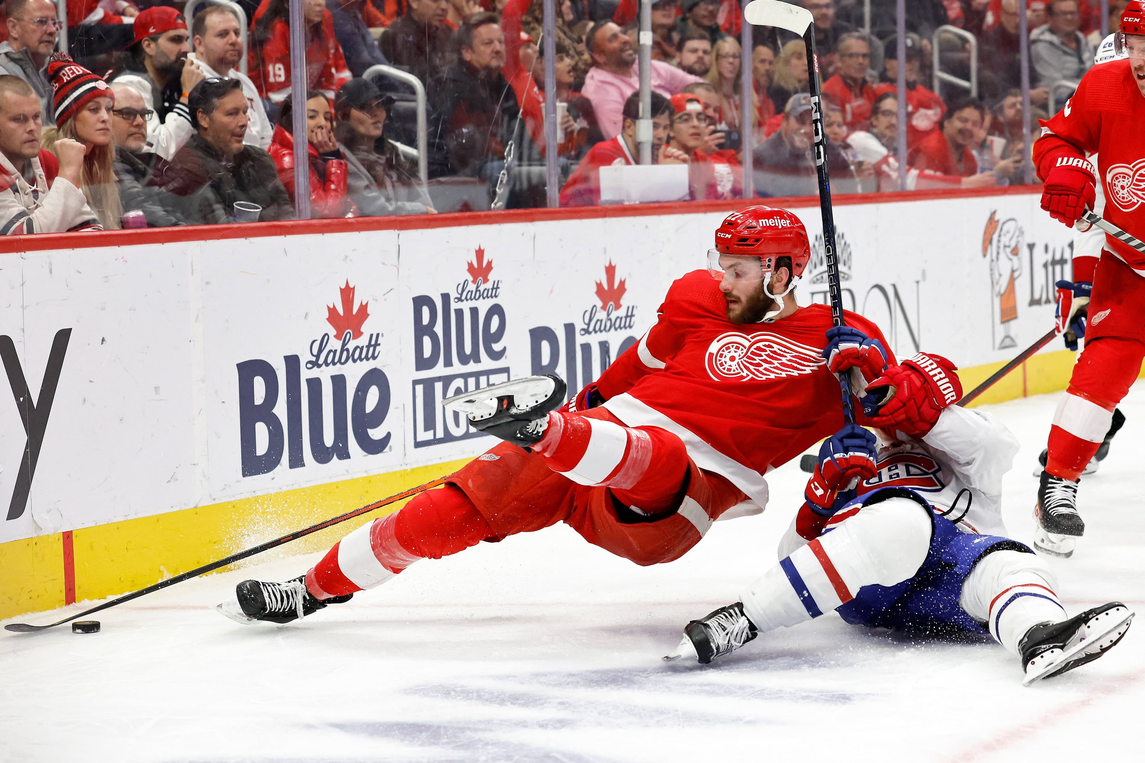 Kaiden Guhle s’est retrouvé en mauvaise posture sous Michael Rasmussen, des Red Wings.