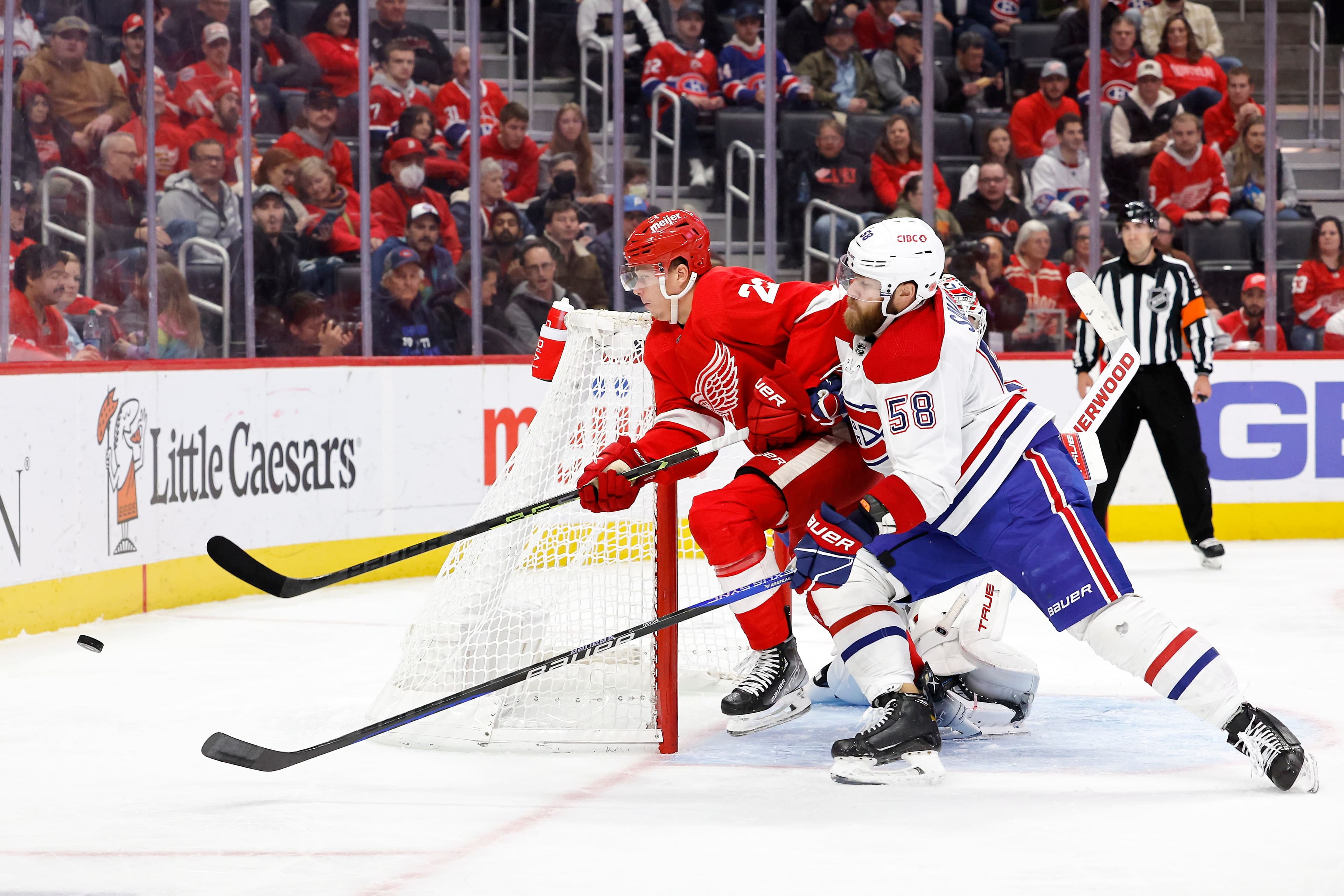 Le défenseur du Canadien David Savard s’est assuré que Lucas Raymond, des Red Wings, ne dérange plus le gardien Jake Allen, mardi, à Detroit.
