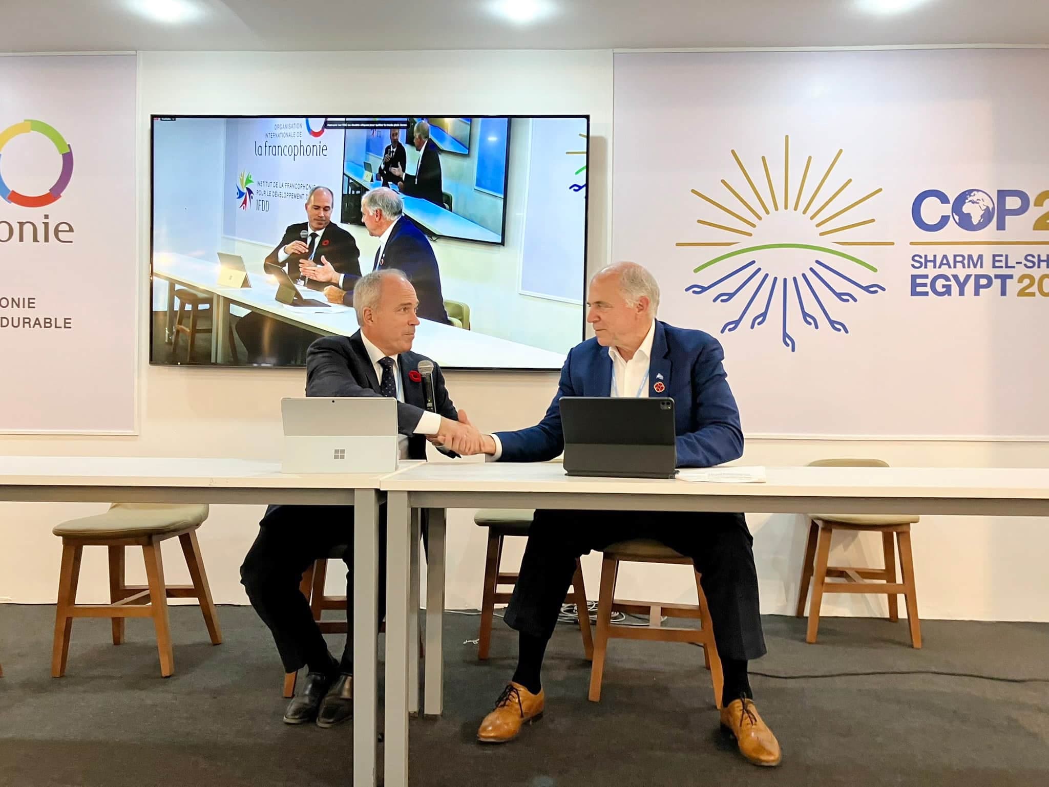 Le ministre de l’Économie Pierre Fitzgibbon participe à la COP27 sur le climat en Égypte, où il a annoncé des projets avec Stéphane Germain, président de l’entreprise québécoise GHGSat.