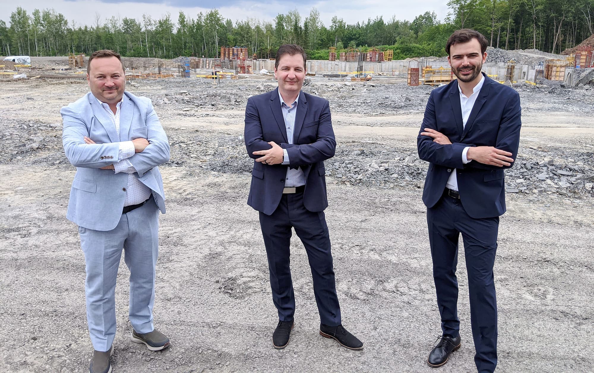 Martin Bouchard (au centre), PDG de QScale, et ses deux associés, Dany Perron (à gauche) et Vincent Thibault (à droite).