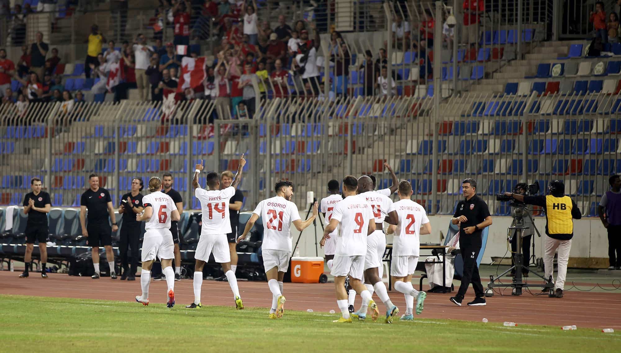 Les joueurs de l’équipe canadienne célèbrent après l’un de leurs deux buts en rencontre amicale au Bahreïn, vendredi.