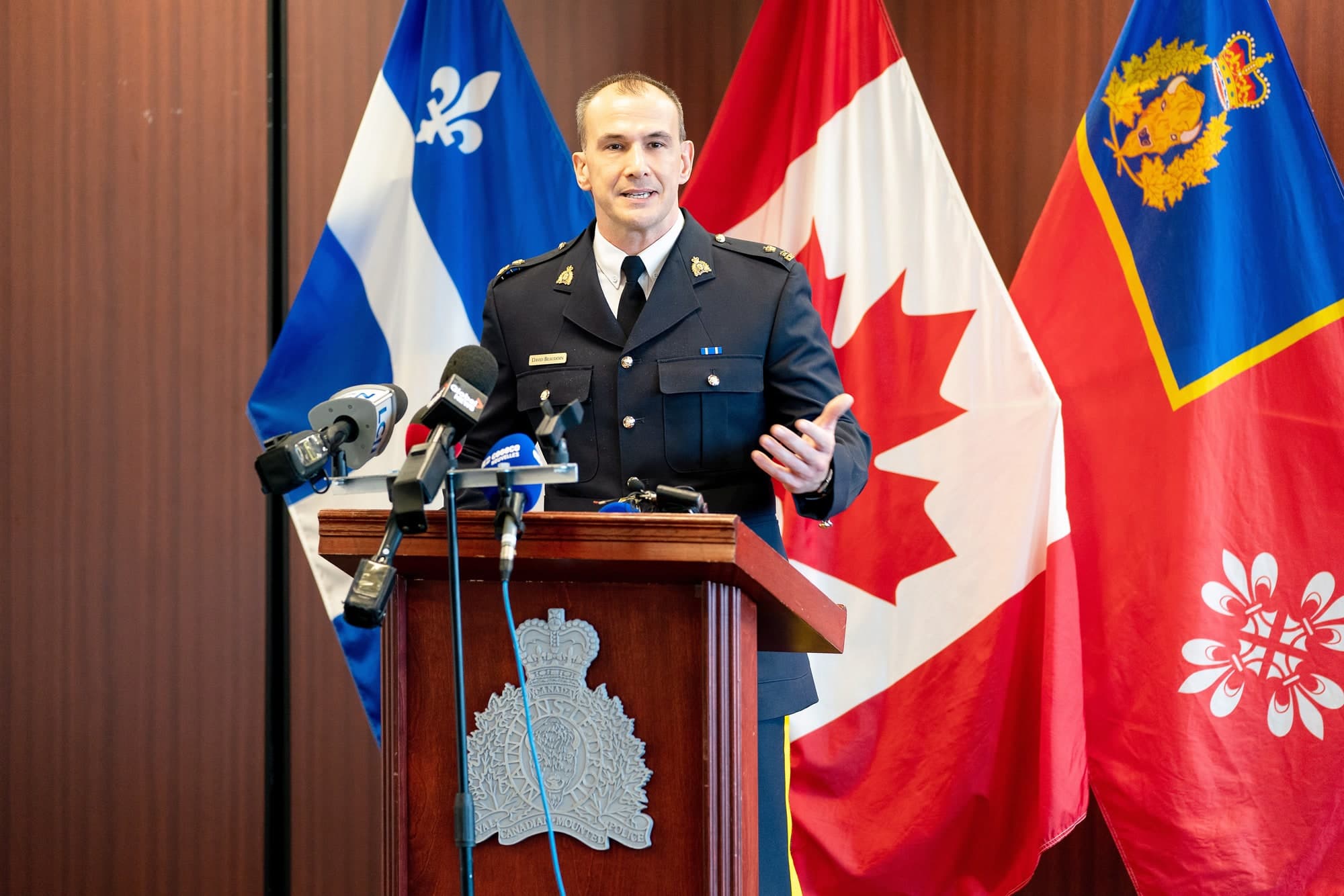 L’officier responsable de l’Équipe intégrée sur la sécurité nationale de la Gendarmerie royale du Canada au Québec, David Beaudoin, lors de son point de presse lundi à Montréal concernant ce dossier.