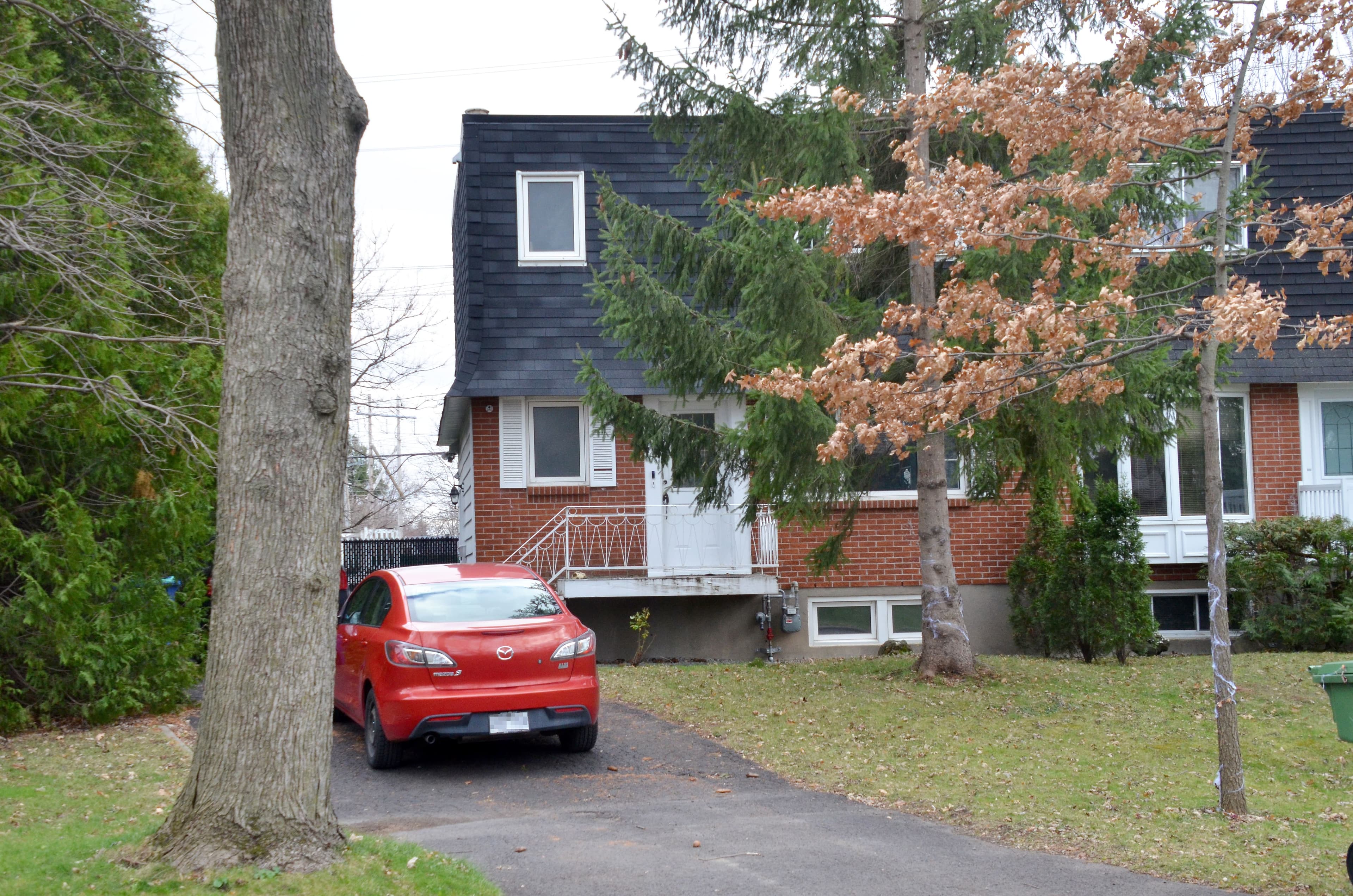 C’est dans cette maison de Candiac, sur la Rive-Sud de Montréal, que le suspect habitait.