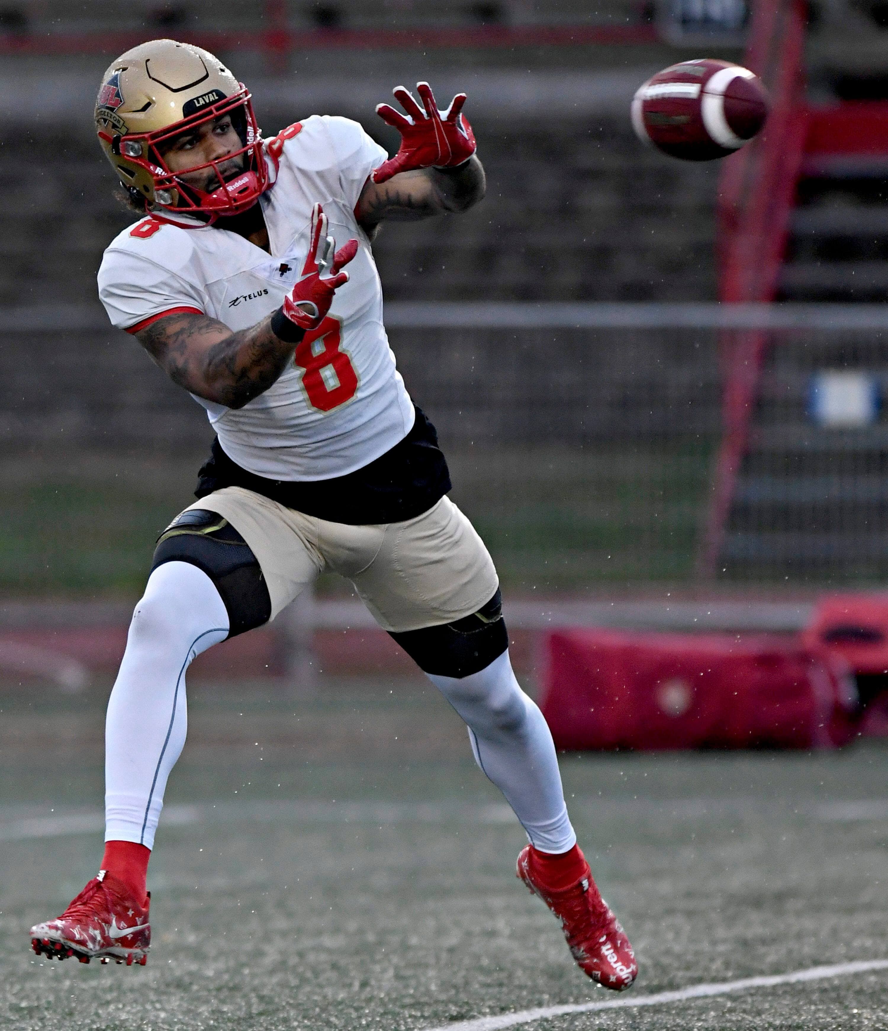 Kevin Mital capte un ballon lors d'une séance d'entraînement du Rouge et Or de l'Université Laval, en octobre dernier.