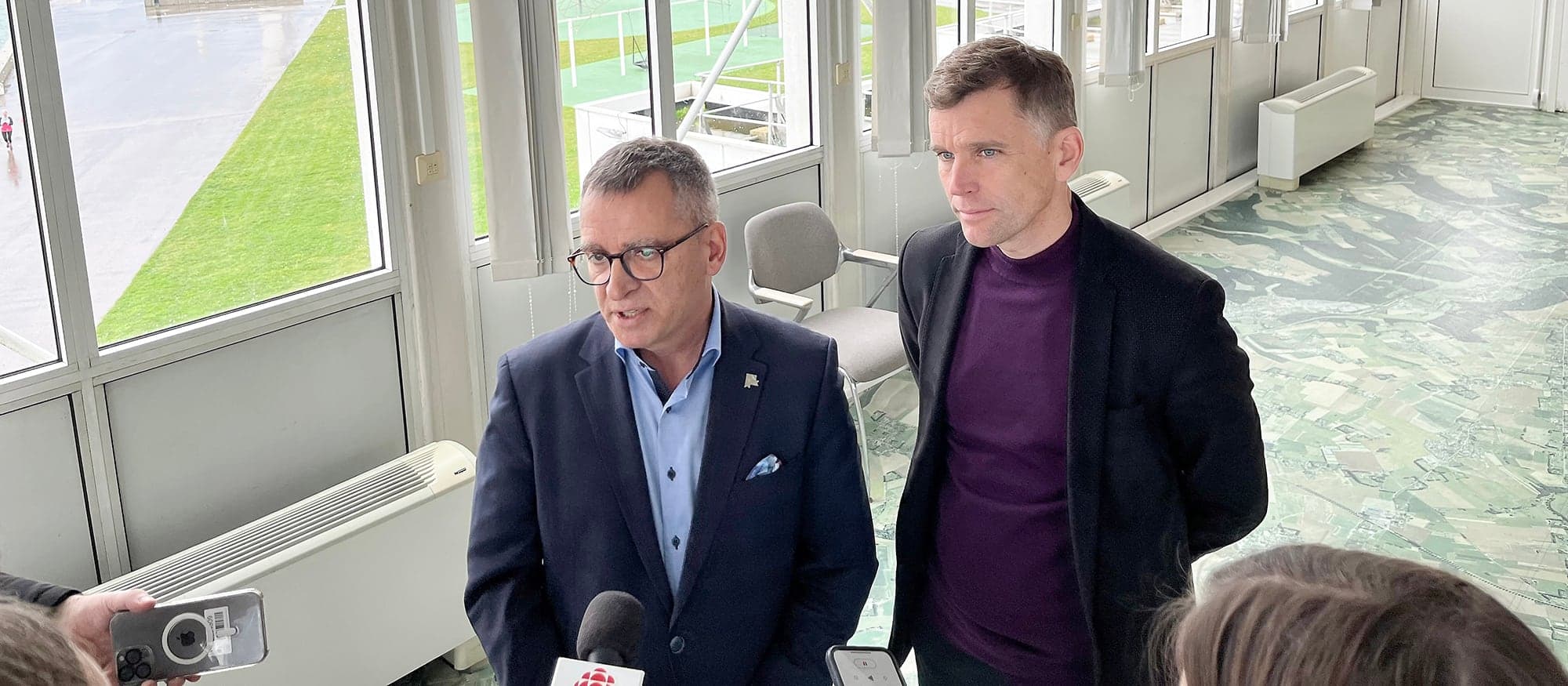 M. Marchand également a fait un point de presse avec le PDG du Port de Québec, Mario Girard, qui participait également à cette portion de la mission.
