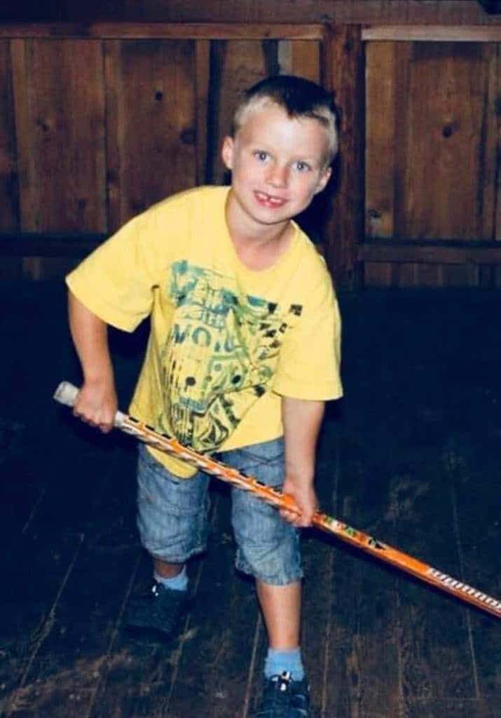 Connor Bedard, pratiquant son lancer dans la maison, au grand désarroi de sa mère, Melanie.