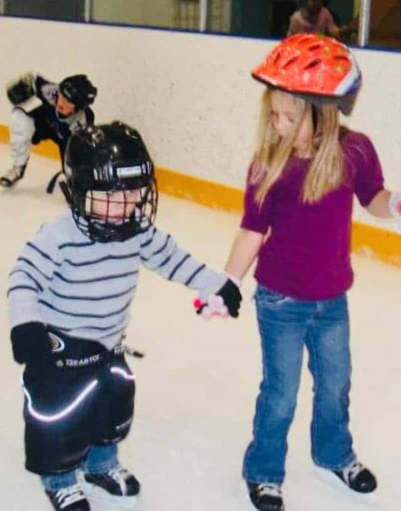 Connor Bedard a donné ses premiers coups de patin en compagnie de sa soeur, Madison.