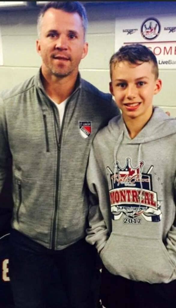 Connor Bedard a affronté à plusieurs reprises les équipes de Martin St-Louis dans le hockey mineur. Il en a profité à quelques reprises pour lui demander de prendre une photo avec lui.