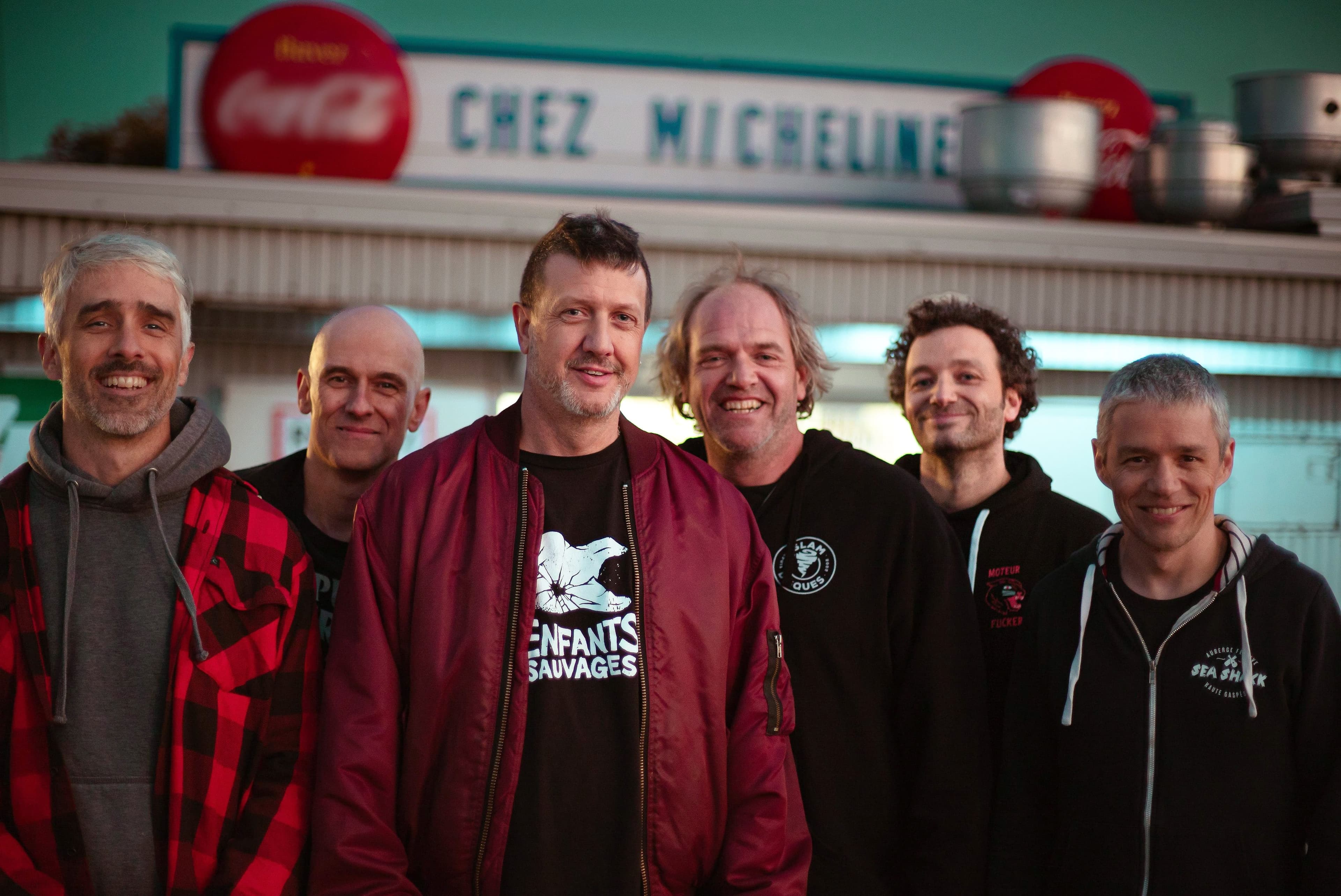 Manuel Lavallée, Max Doré, Éric Roberge, Médé Langlois, Étienne Bourré-Denis et Samuel Lavallée de la formation punk-trad québécoise Carotté.