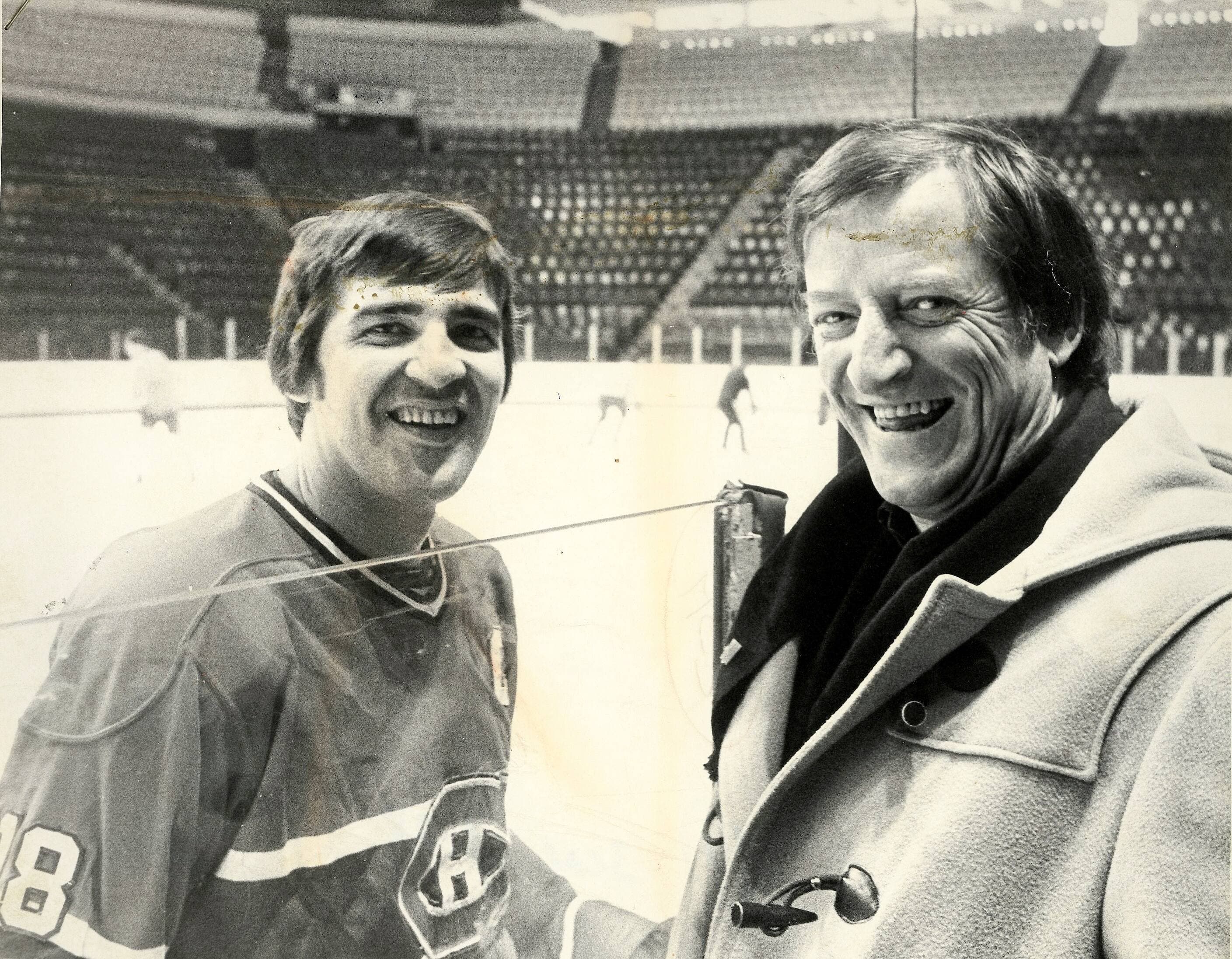 Serge Savard (gauche) accompagné de Jean Lapointe (droite), le 21 janvier 1981.
