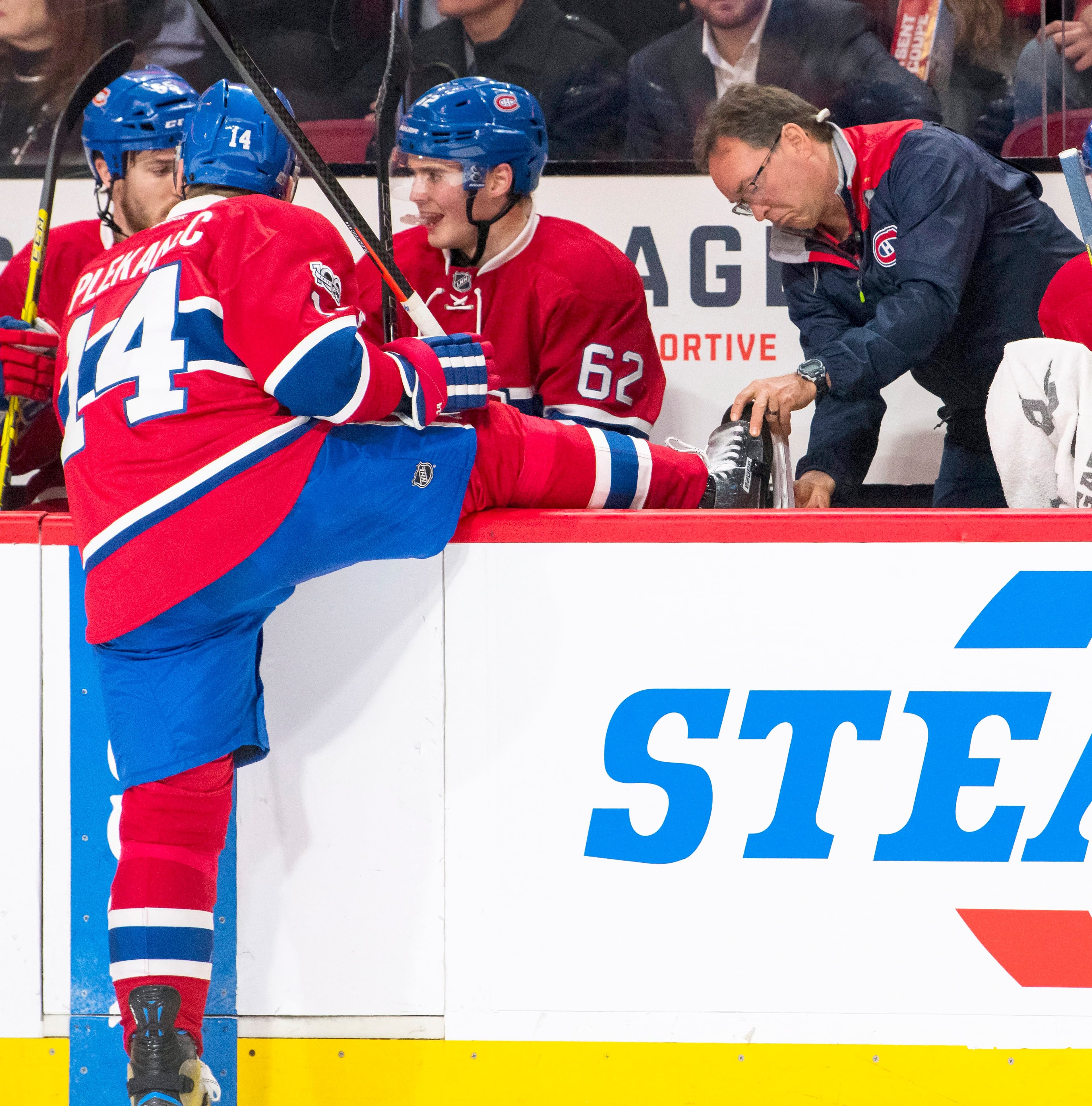 Les joueurs pouvaient toujours compter sur lui, comme ici Tomas Plekanec se faisant arranger sa lame de patin.