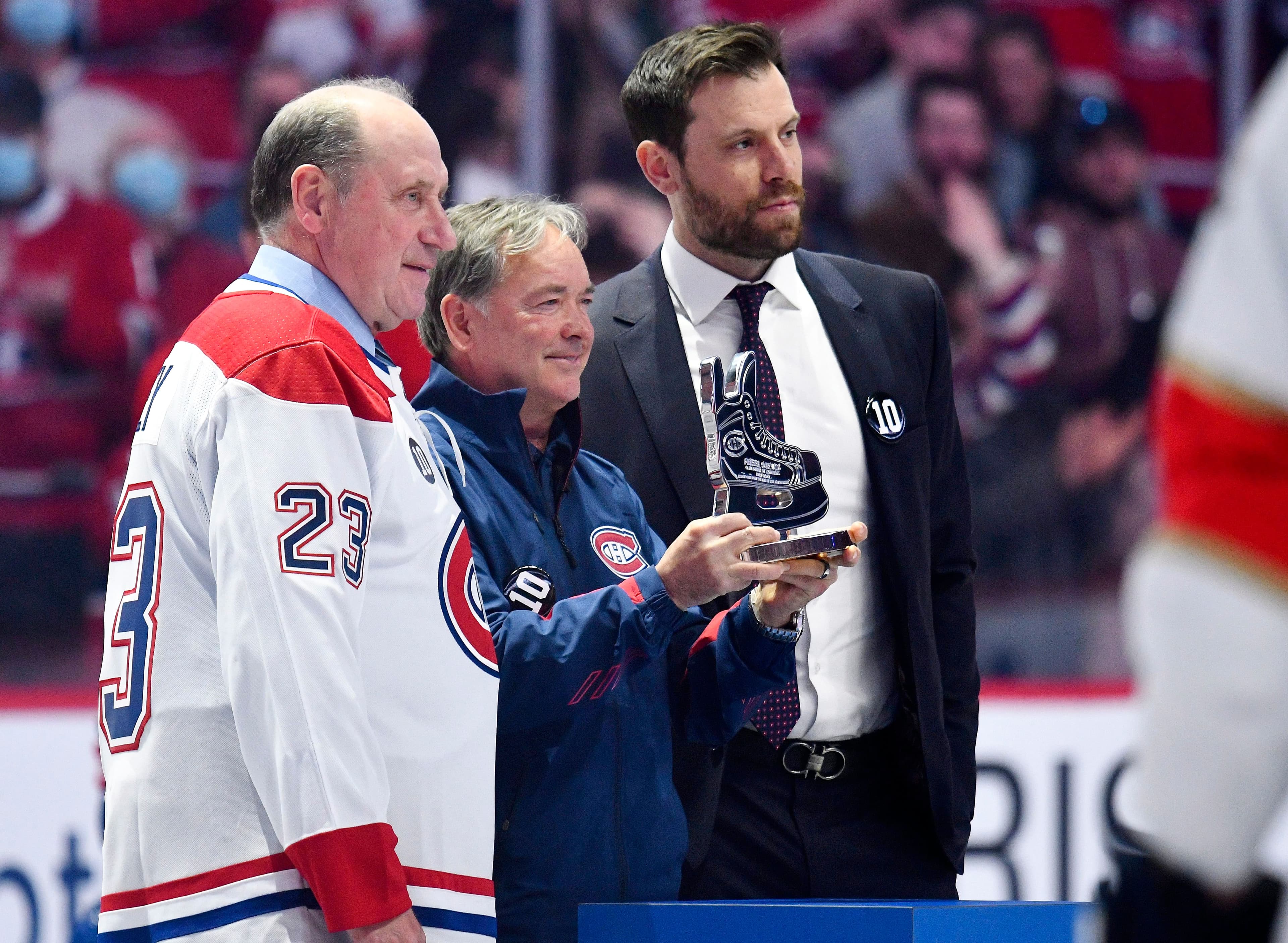 Le légendaire Bob Gainey et l’ancien capitaine du CH Shea Weber ont remis une plaque à Pierre Gervais pour son dernier match dans la LNH, le 29 avril dernier.