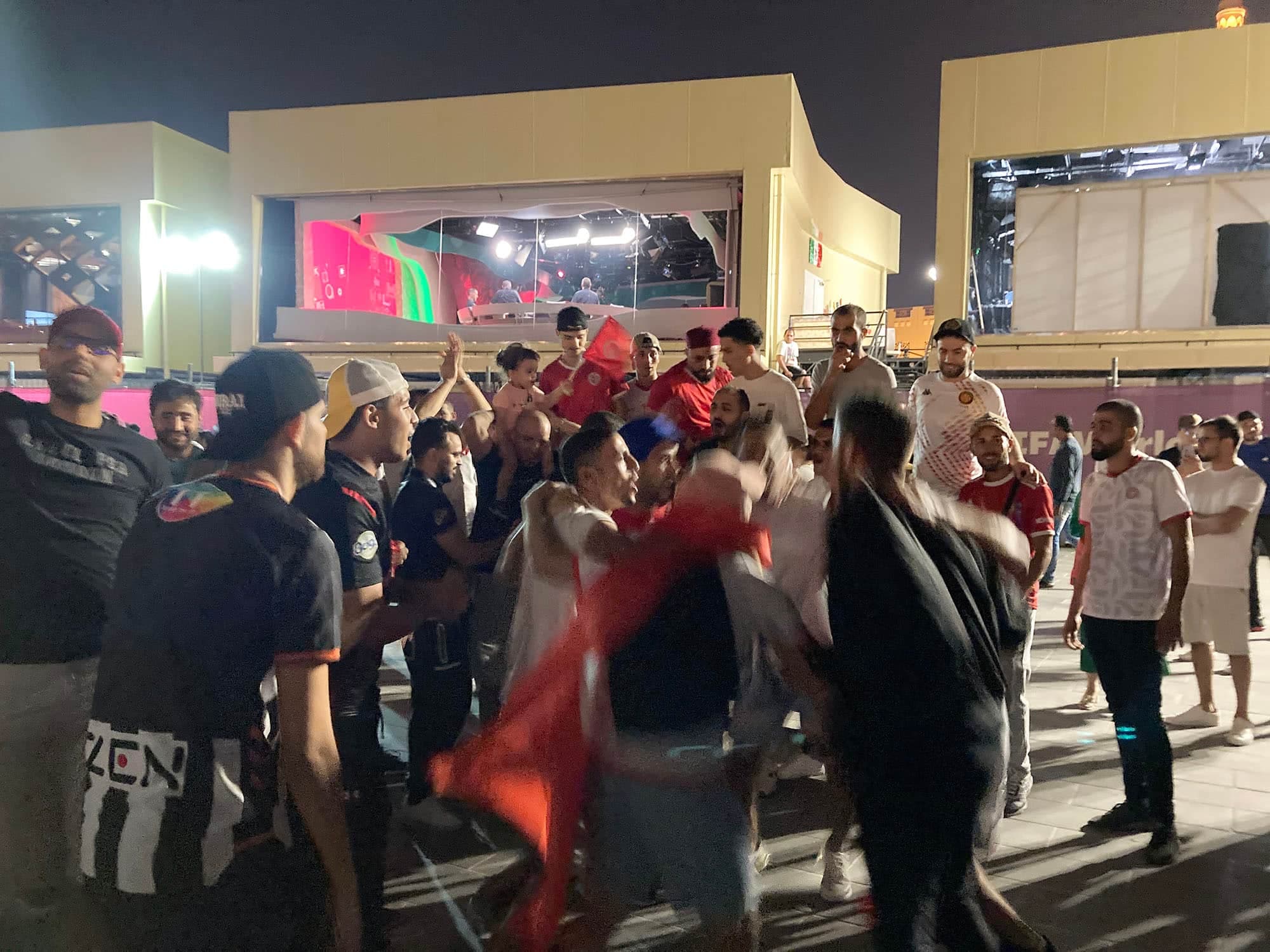 Les partisans de la Tunisie s’en sont donné à cœur joie avec de nombreuses chansons pendant une bonne heure au Souq samedi soir.