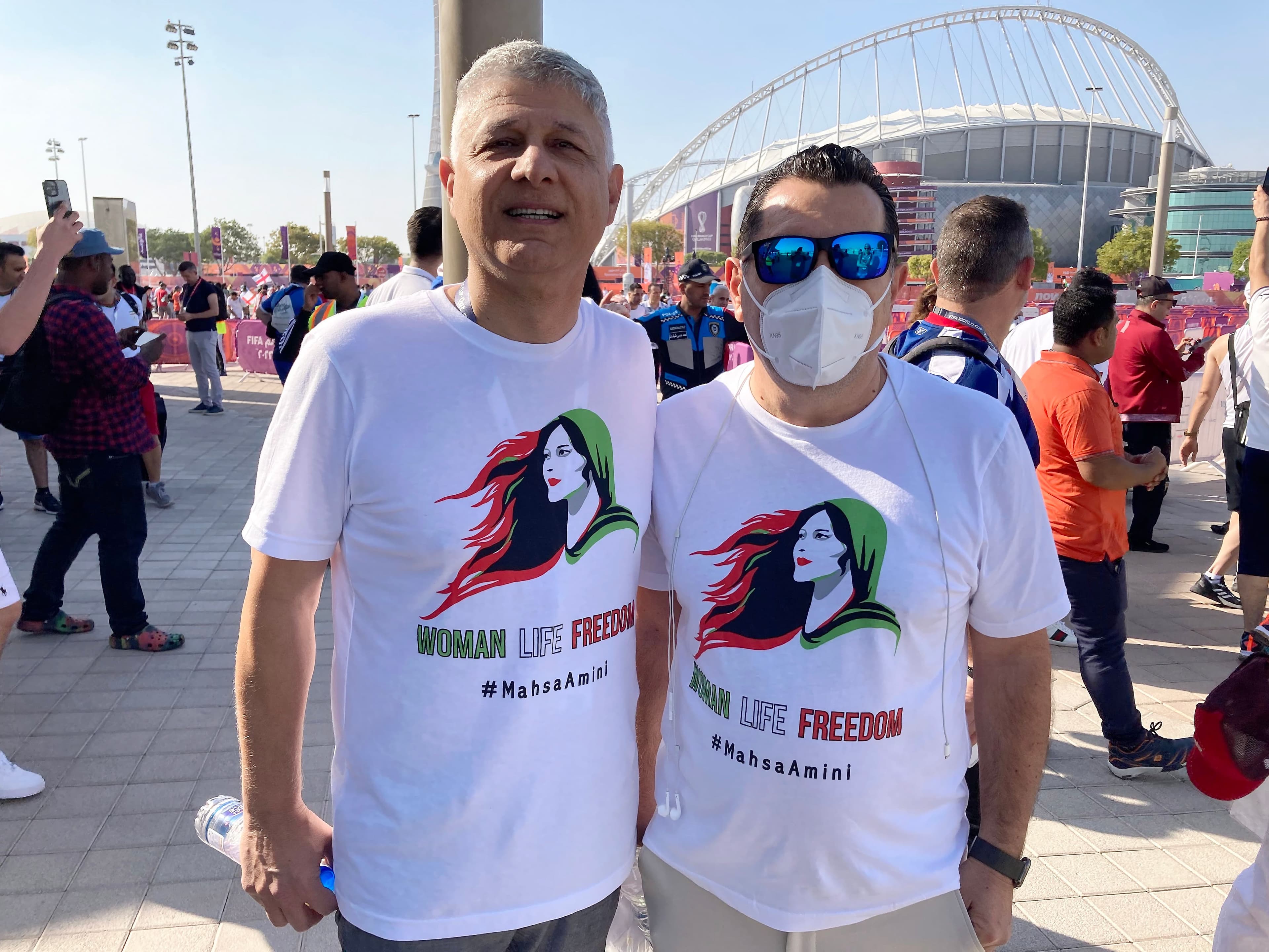 Majid et J, qui ont quitté l’Iran, portaient des t-shirts à l’effigie de Mahsa Amini.