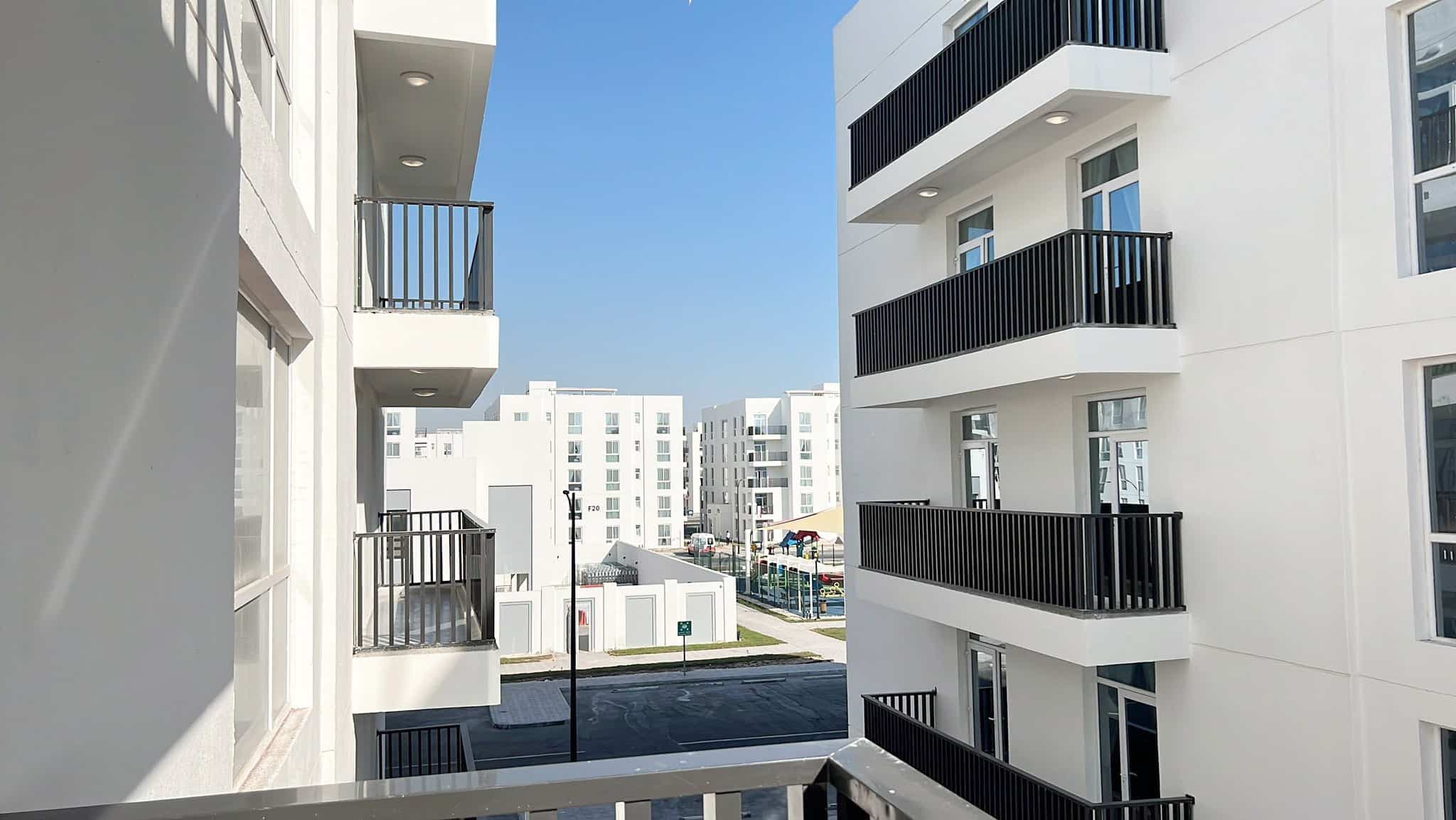 La vue extérieure du condo où logent les deux gars dans un quartier tout neuf.