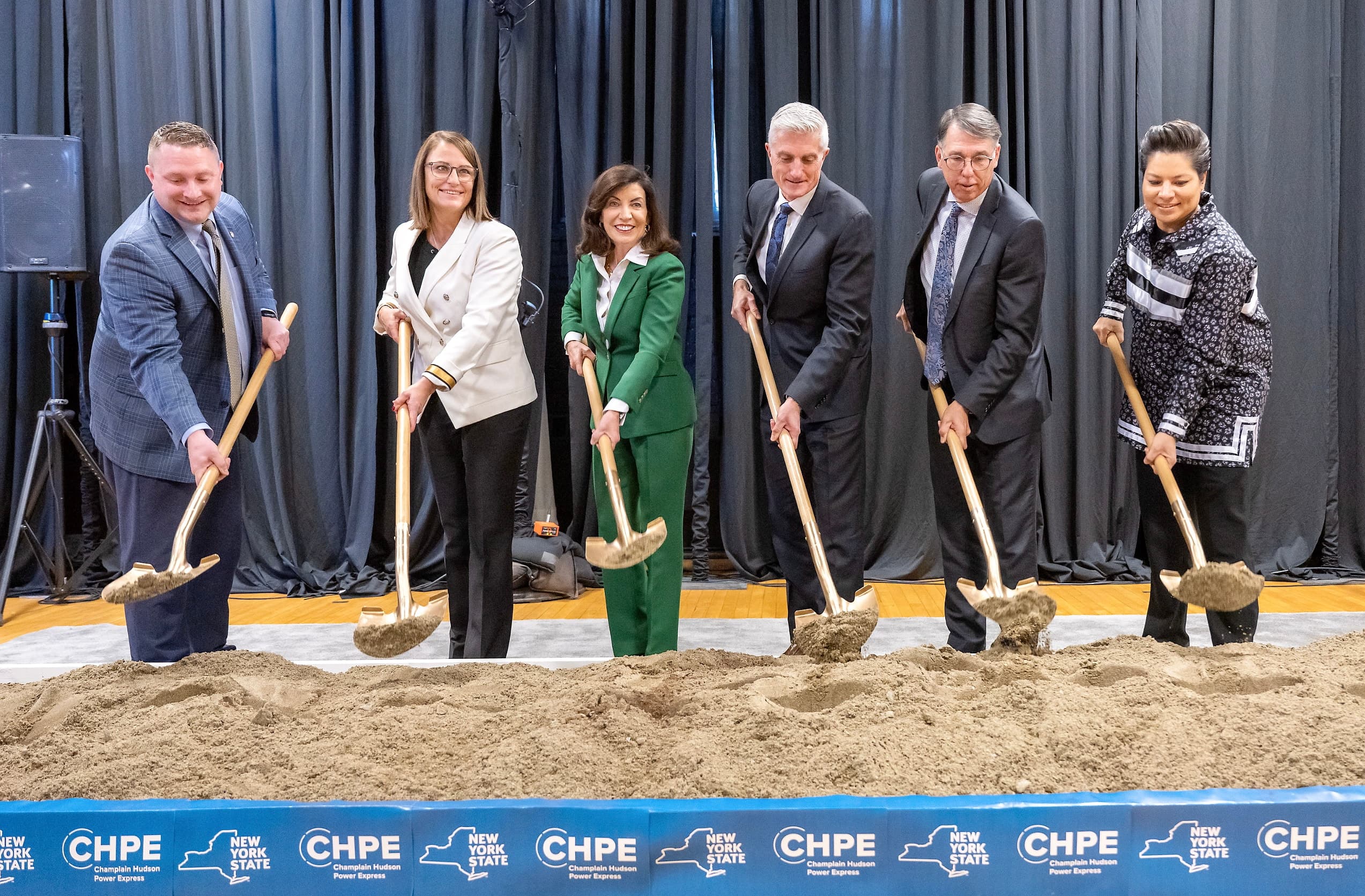 La gouverneure de l’État de New York, Kathy Hochul (au centre), a donné mercredi le coup d’envoi au chantier du Champlain Hudson Power Express, une ligne à haute tension de 545 km qui alimentera la ville de New York en énergie verte québécoise. Kahsennenhawe Sky-Deer (première à partir de la droite), grande cheffe de la communauté mohawk de Kahnawake, était présente pour la cérémonie.
