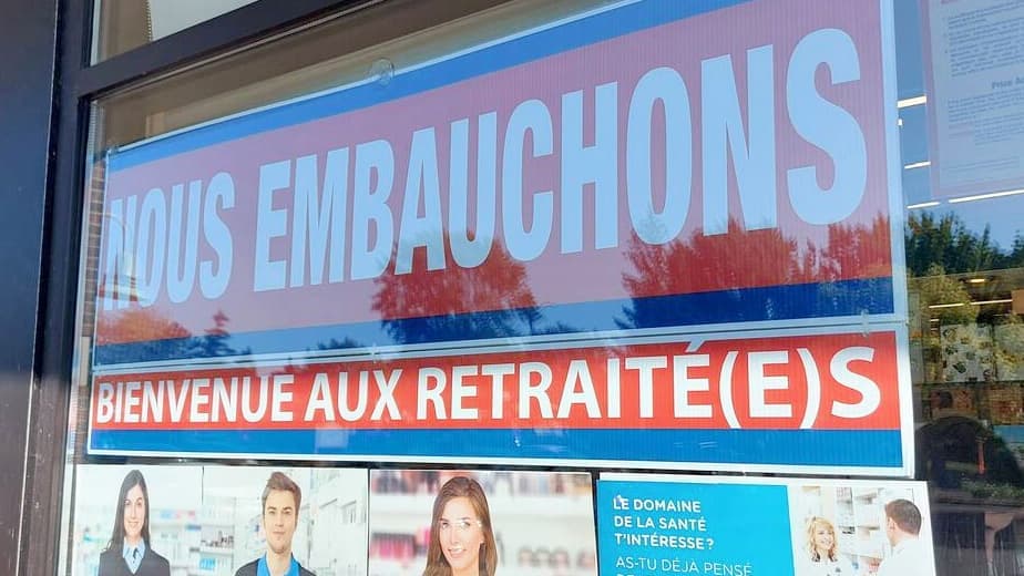 Une affiche de recrutement s’adressant aux retraités, dans la vitrine d’une pharmacie, à Montréal, l’été dernier. Le maintien en emploi des plus de 65 ans est une arme importante dans la lutte à la pénurie d’effectifs.