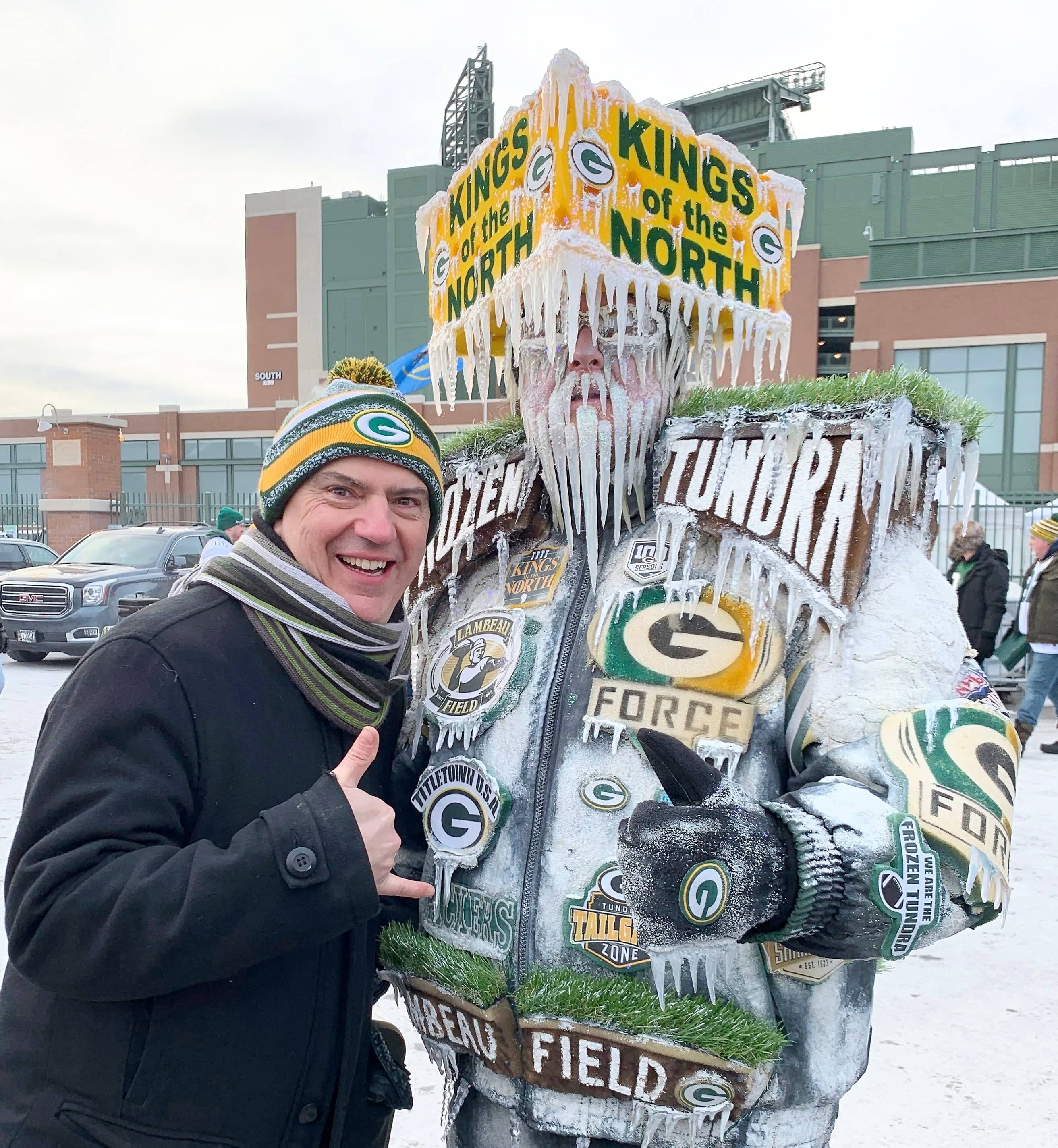 Martin Lafleur avec un partisan costumé à un match des Packers de Green Bay, au Lambeau Field.