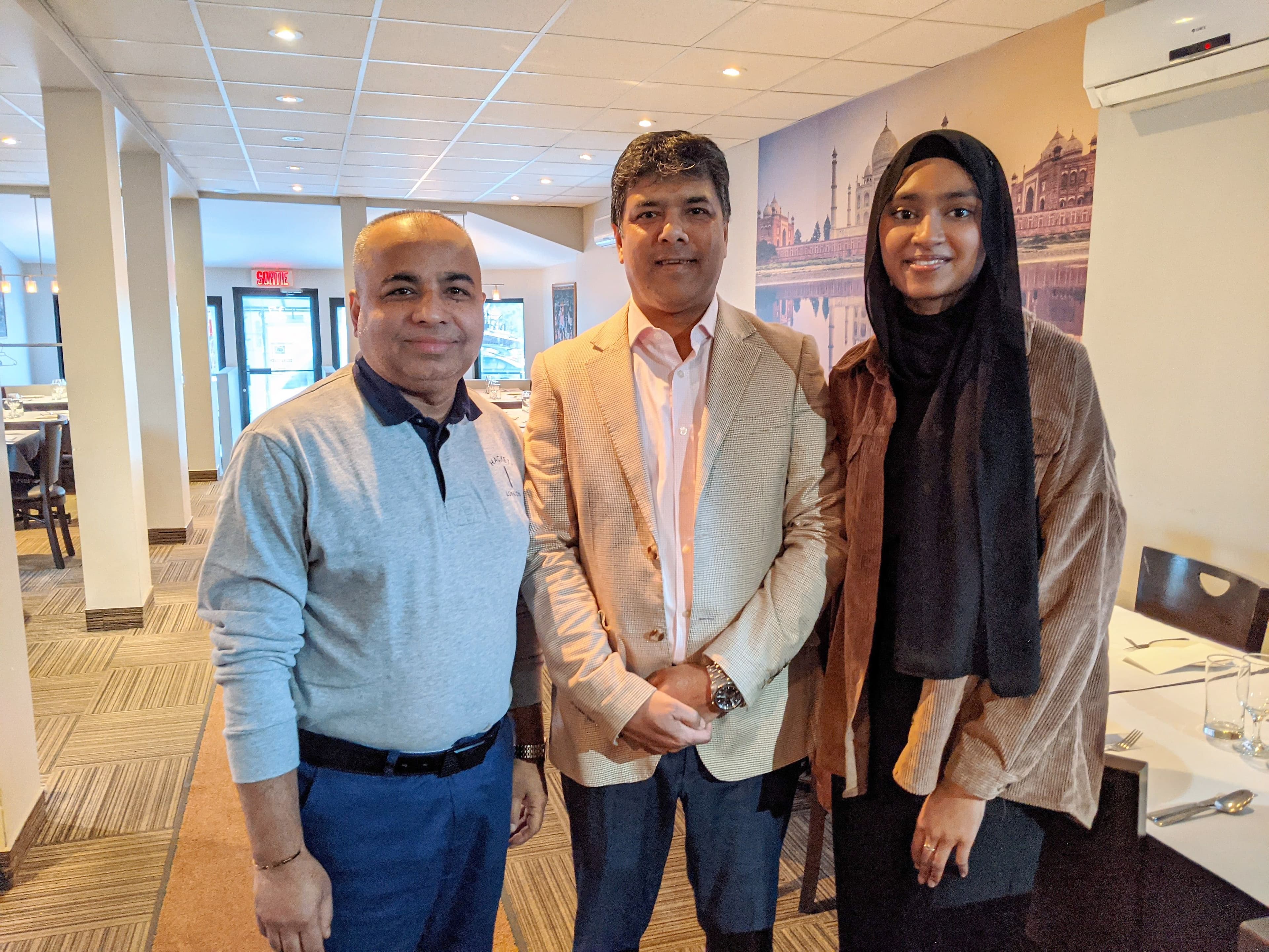 De gauche à droite, Ali Syed Mussaddique, Tohid Chowdhury et sa fille, Afreen. Depuis qu’il vit à Québec, Tohid a fait quelques randonnées à motoneige dans Charlevoix avec son ami, Robert, une expérience mémorable qu’il a adorée.