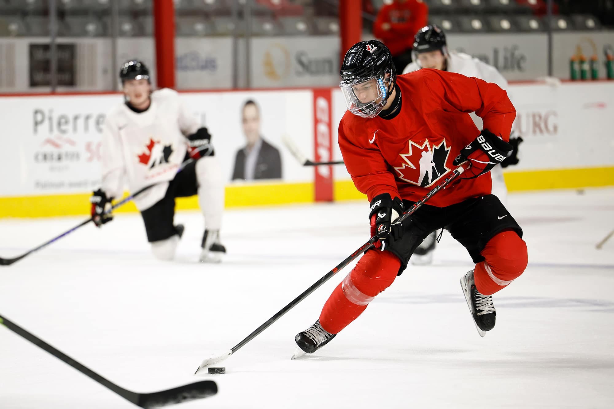 L’attaquant vedette Connor Bedard à l’entraînement d’Équipe Canada junior, vendredi à Moncton.