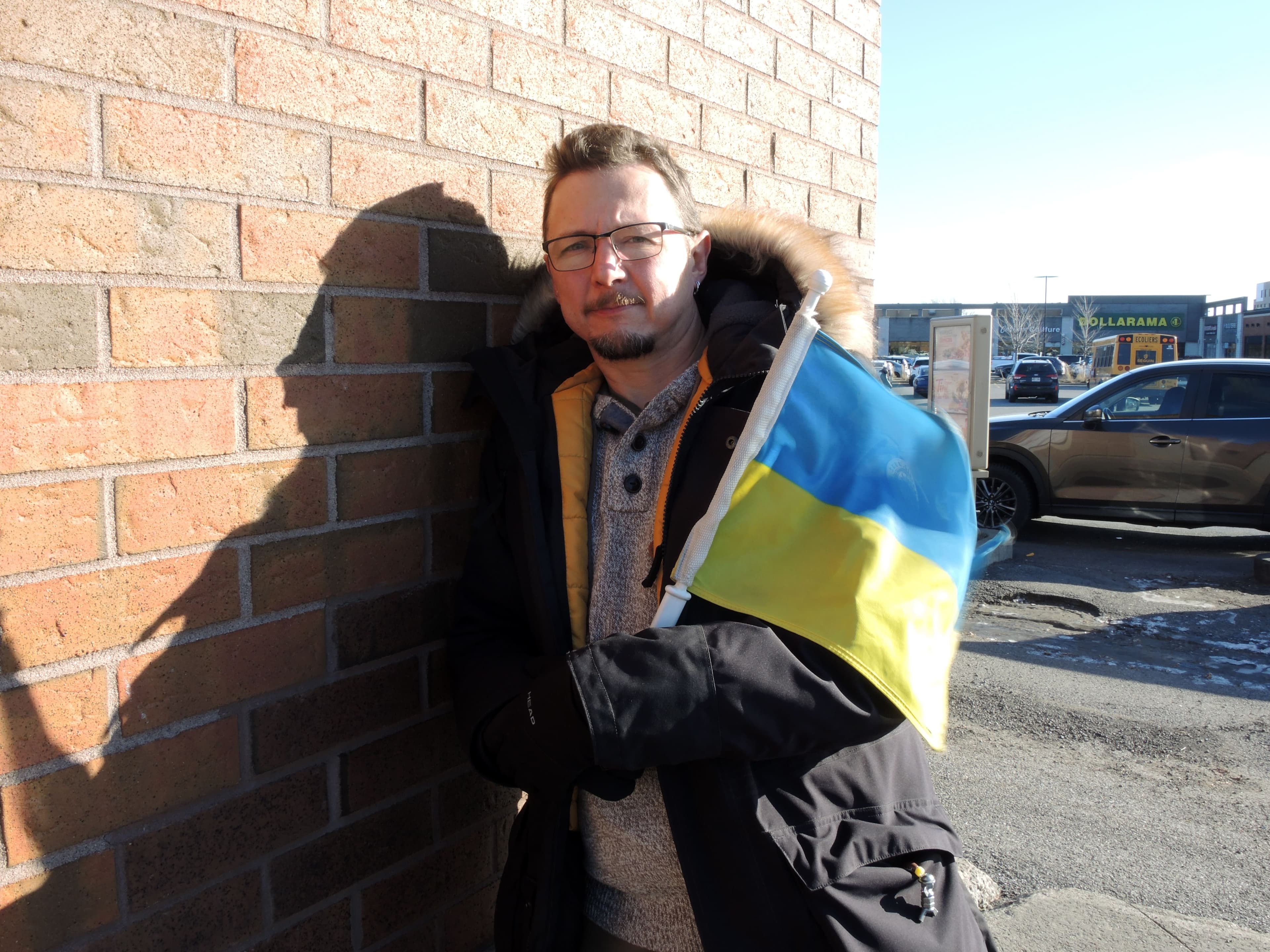 Oleg Koleboshyn traîne un drapeau de l’Ukraine dans sa voiture, alors qu’il n’était pas particulièrement patriote avant l’invasion de son pays natal par la Russie.