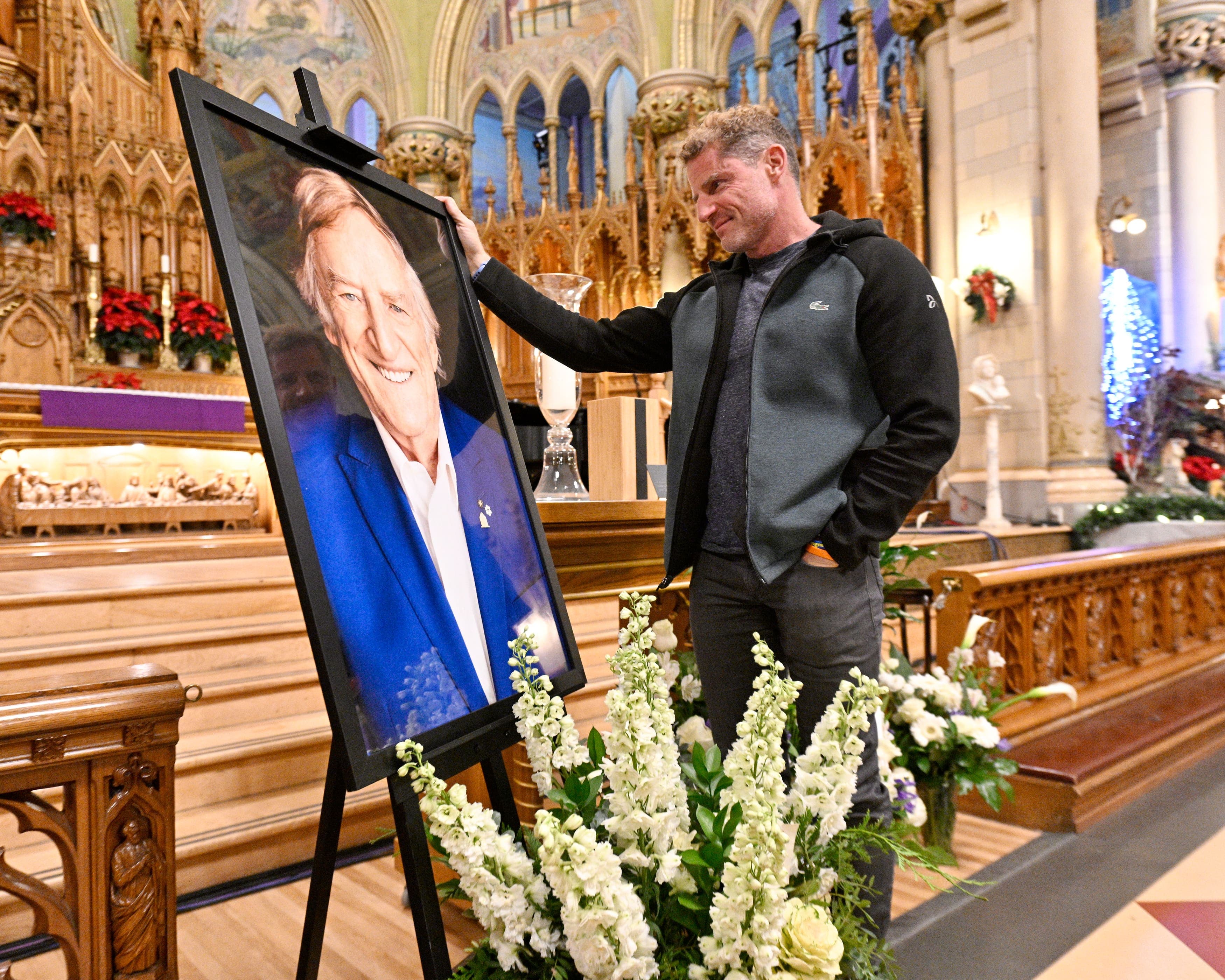 Jean-Marie Lapointe a pris un moment pour regarder le portrait de son père, bien en vue près de l’autel.