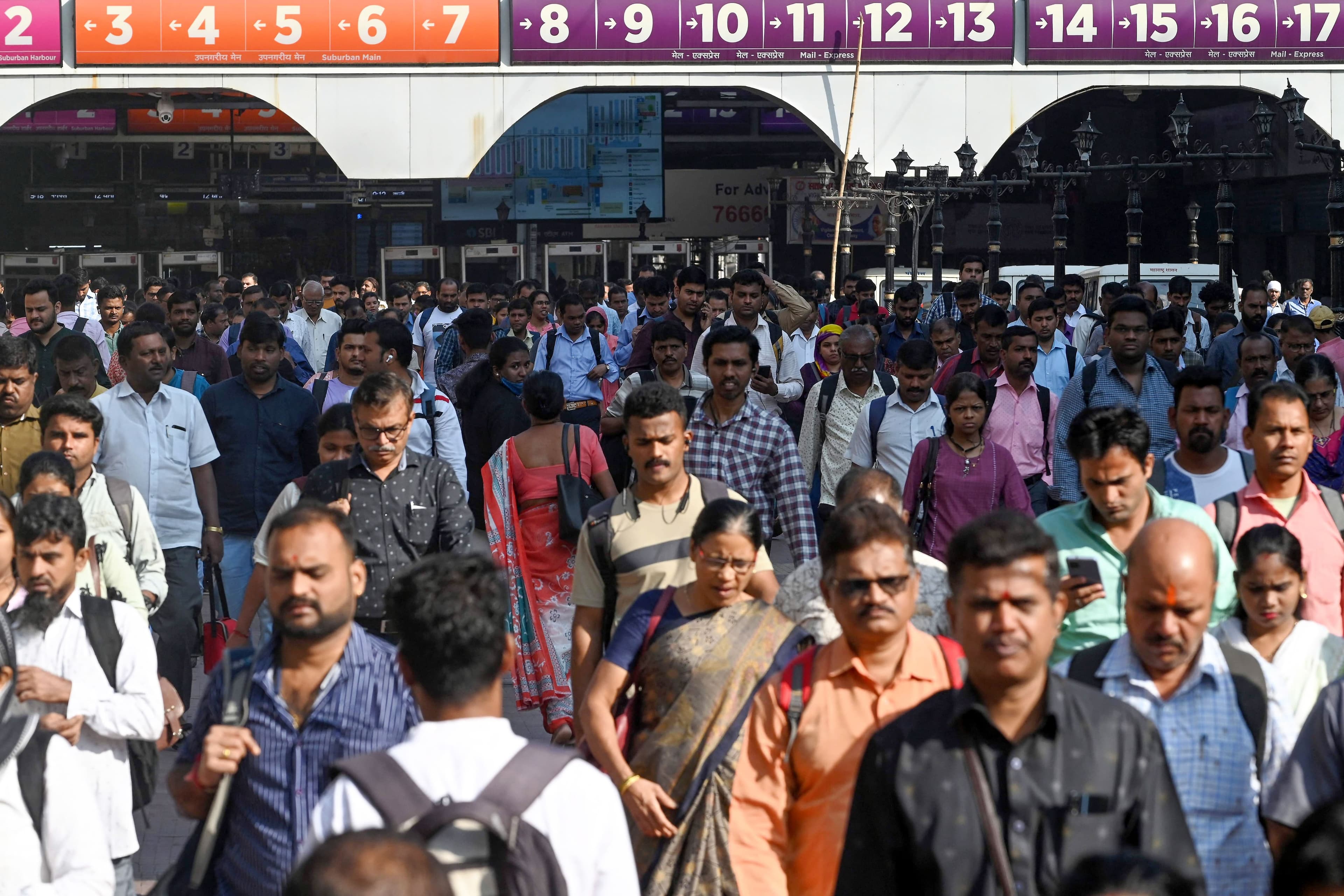 Une foule dense dans une gare de Mumbai, en Inde, en novembre dernier.