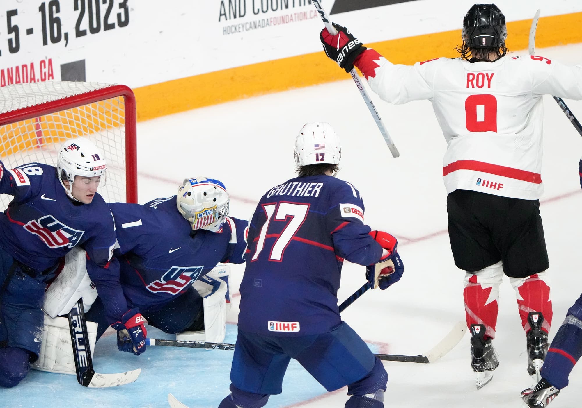Joshua Roy a donné un dur coup aux Américains en portant la marque à 4 à 2 au deuxième tiers.