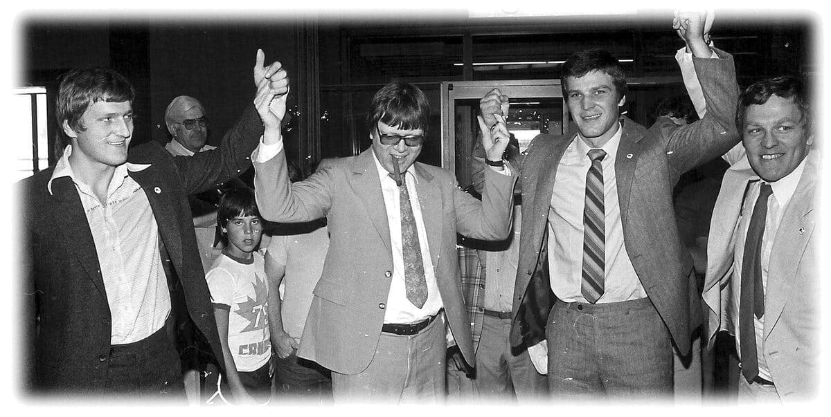 L'homme au cigare, Gilles Léger, célèbre l'arrivée des frères Anton et Peter Stastny, en compagnie du propriétaire des Nordiques, Marcel Aubut, en 1980.