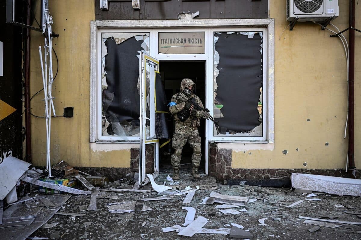 Un soldat ukrainien dans un immeuble visé par un bombardement russe à Kyïv.