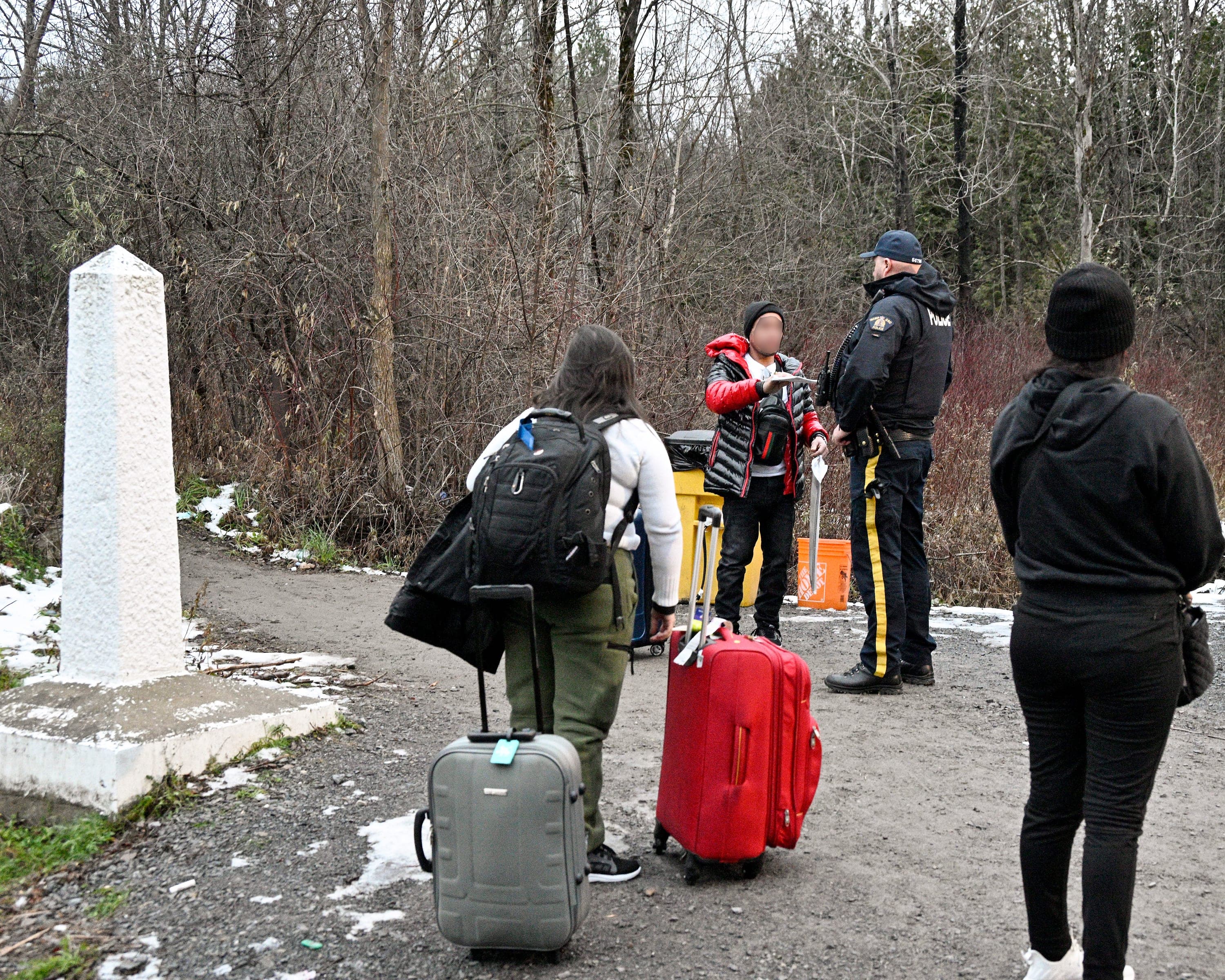 Chaque année, comme ici le 25 novembre dernier, des migrants tentent d’entrer au Canada par le chemin Roxham, en Montérégie.